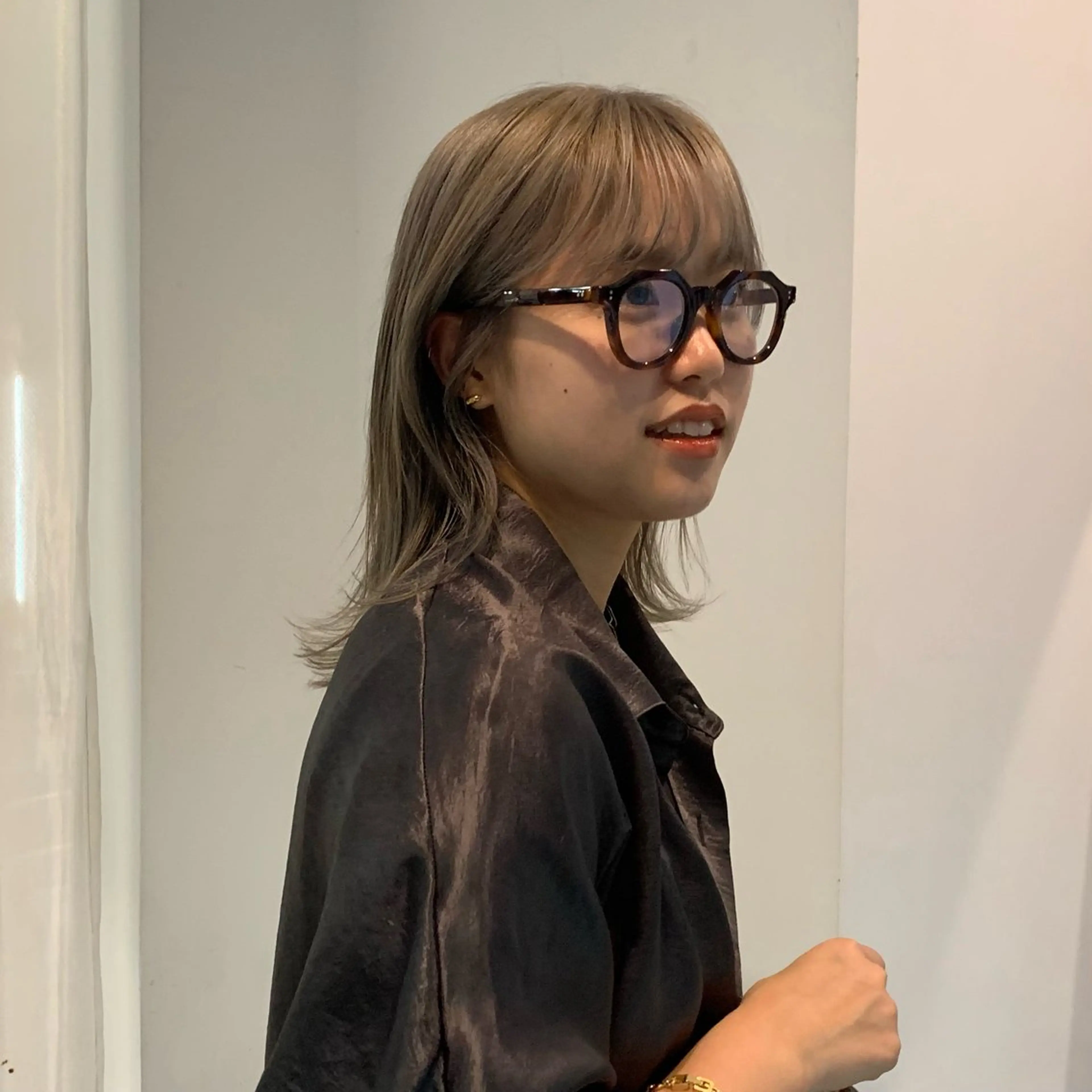 カラー グレージュ 的場 莉音のヘアスタイル