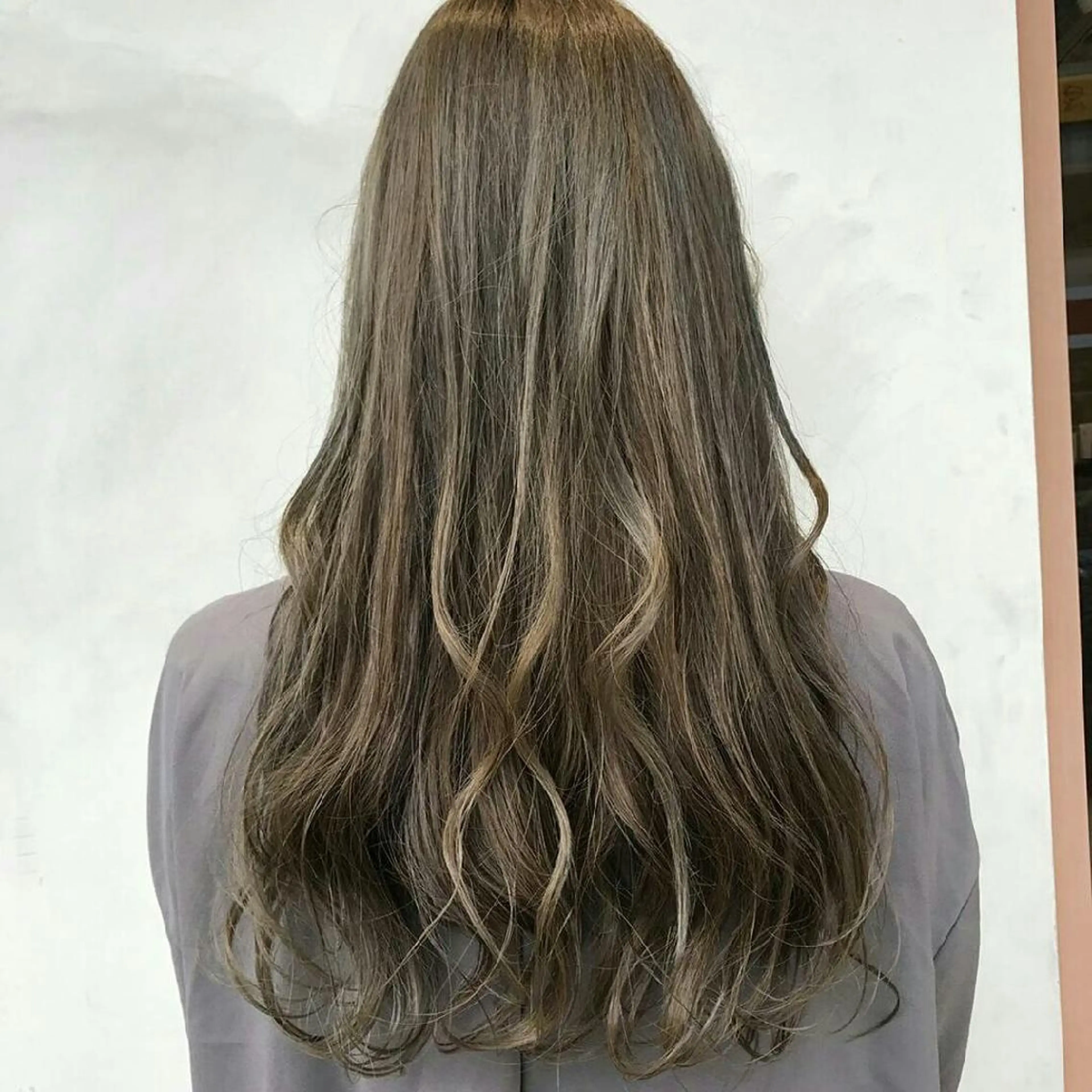 ロング カラー アッシュ ベージュカラー SHAFT Ieiriのヘアスタイル