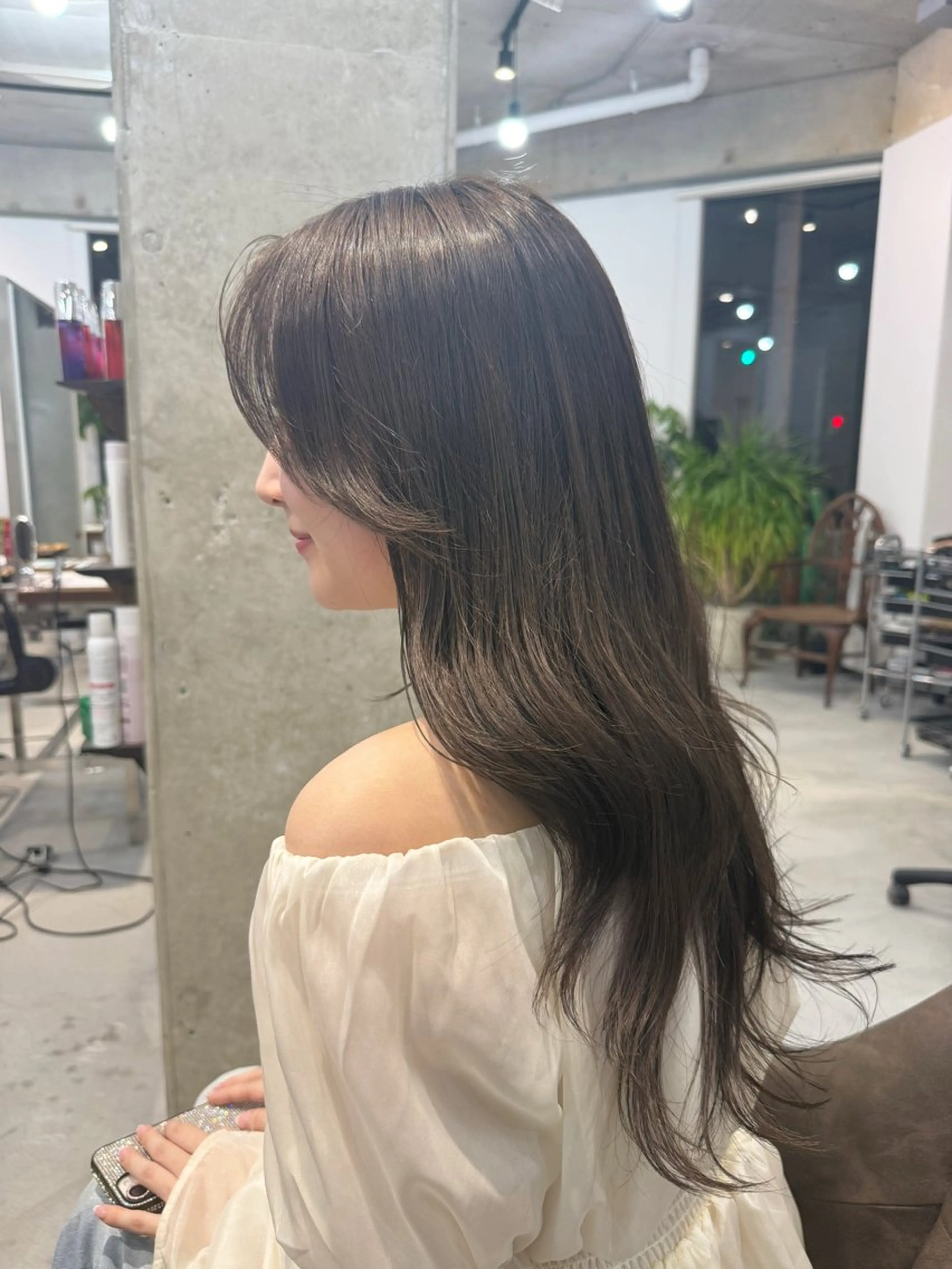 ロング カラー 透明感カラー グレージュ 顔周りカット カット ヘアカラー トリートメント カイリ /レイヤーカットのヘアスタイル