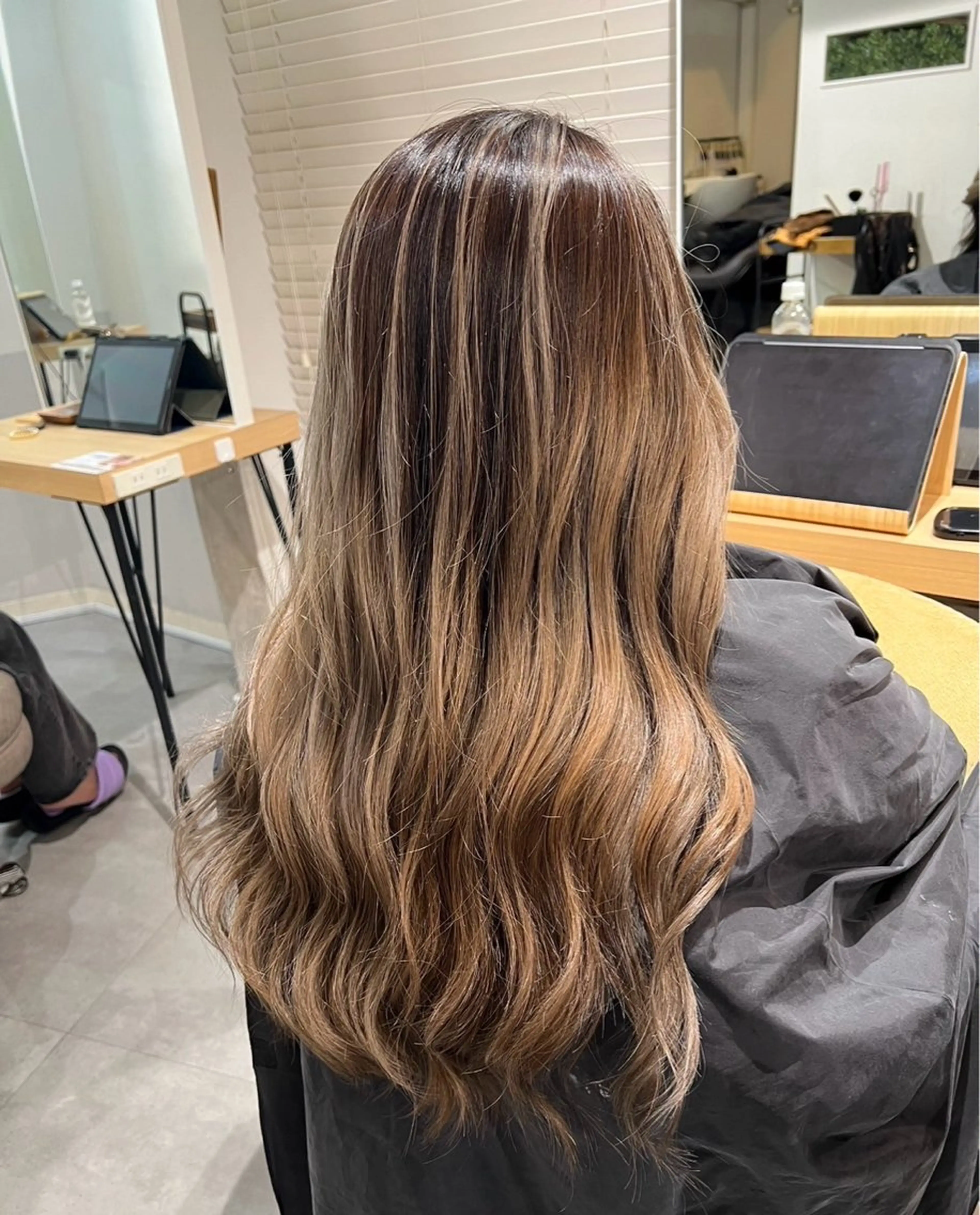 ロング カラー バレイヤージュ ベージュカラー ミルクティーベージュ レイヤーカット ヘアカラー 指名数No.1 /NAOYAのヘアスタイル
