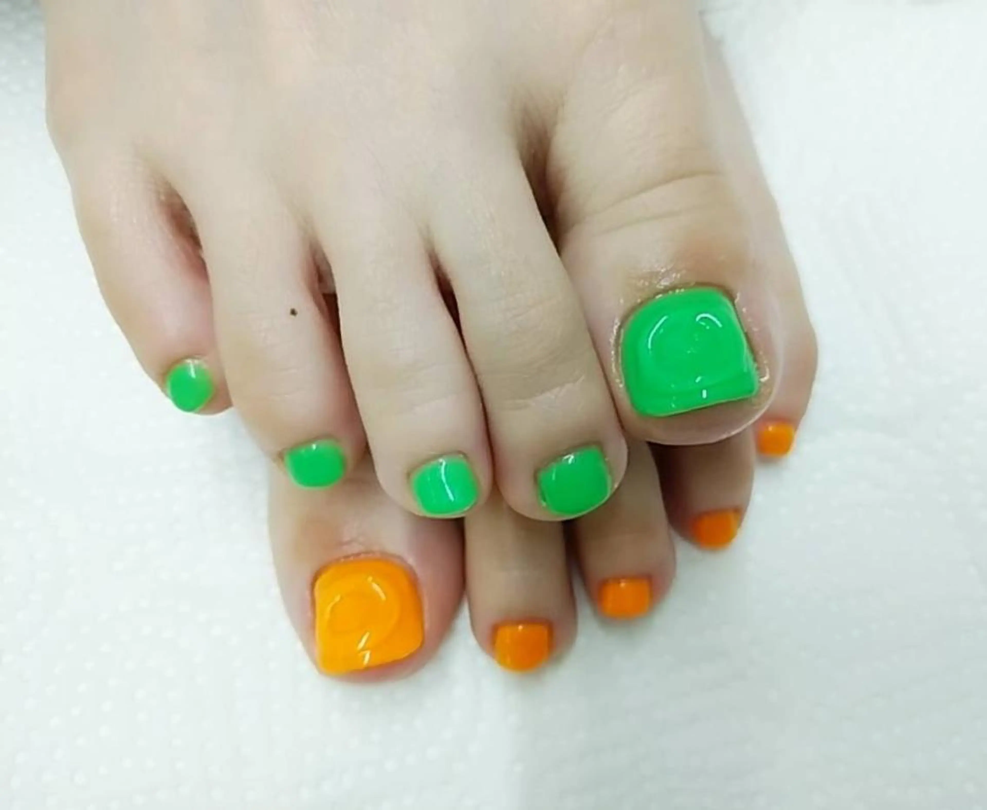 ネイル フットネイル グリーン オレンジ プライベートサロン Rosy Lilyのネイルデザイン