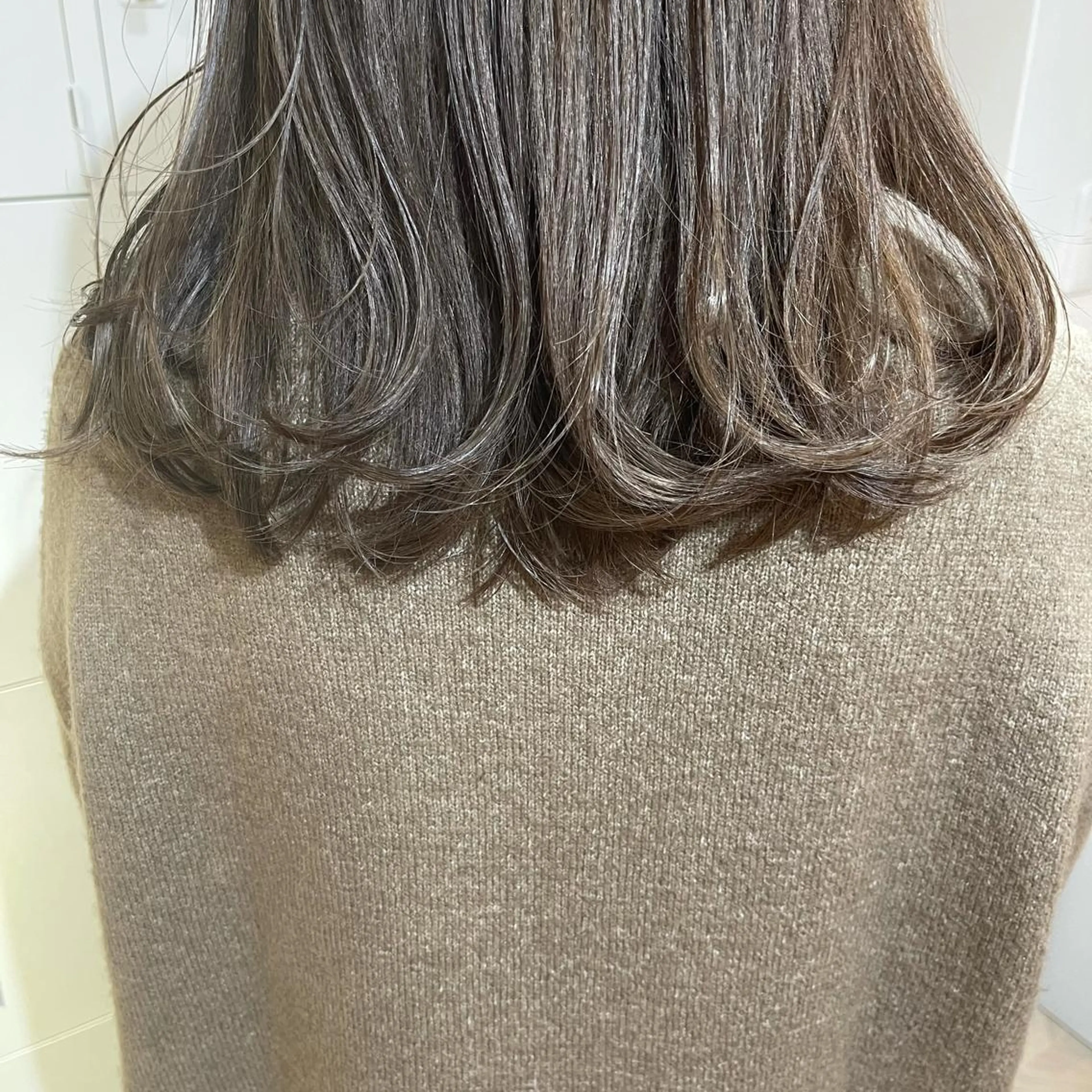 セミロング カラー UMEDA FIGAROのヘアスタイル