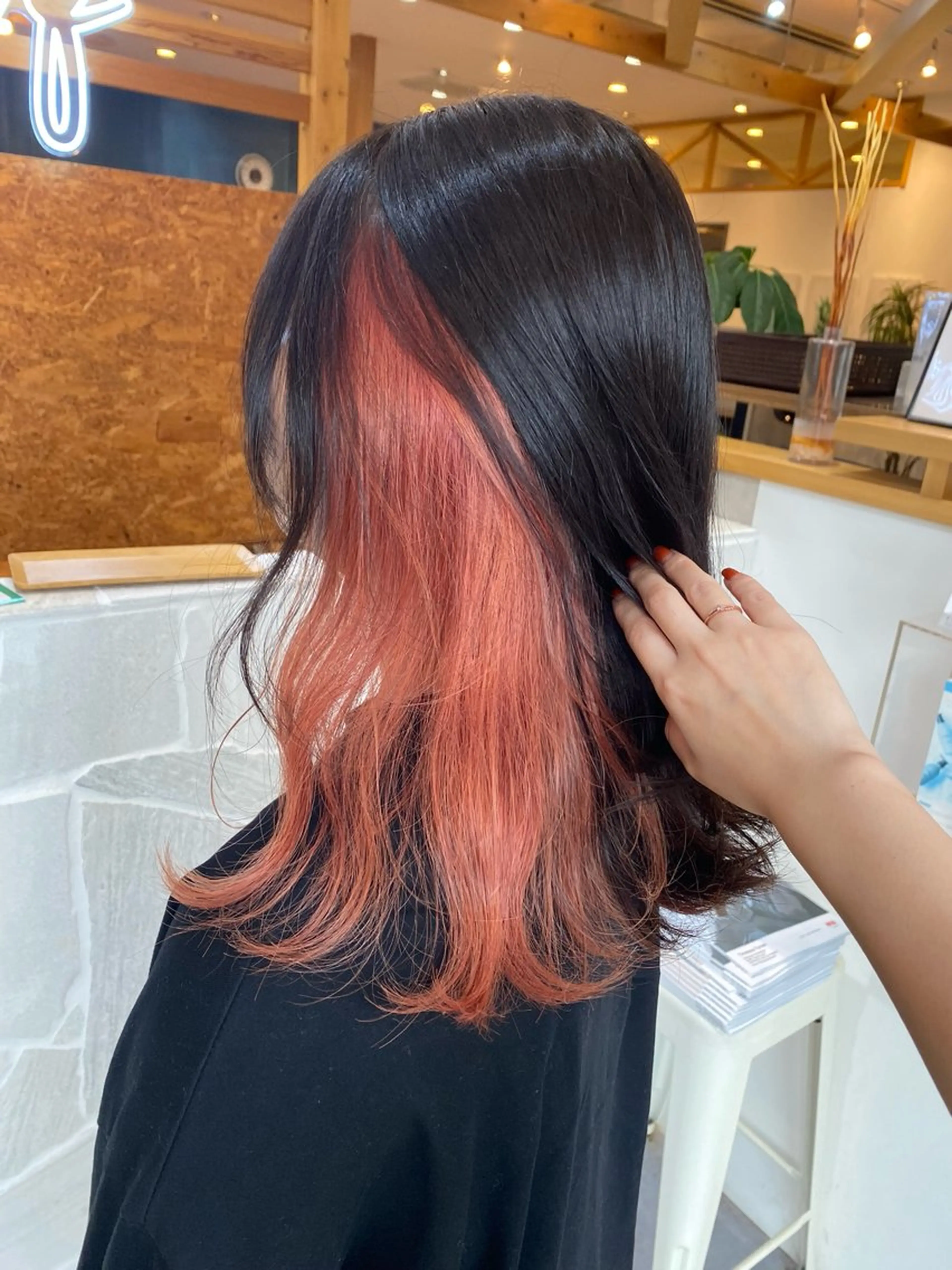 セミロング カラー ブリーチ ピンクカラー 上村 恵里佳のヘアスタイル