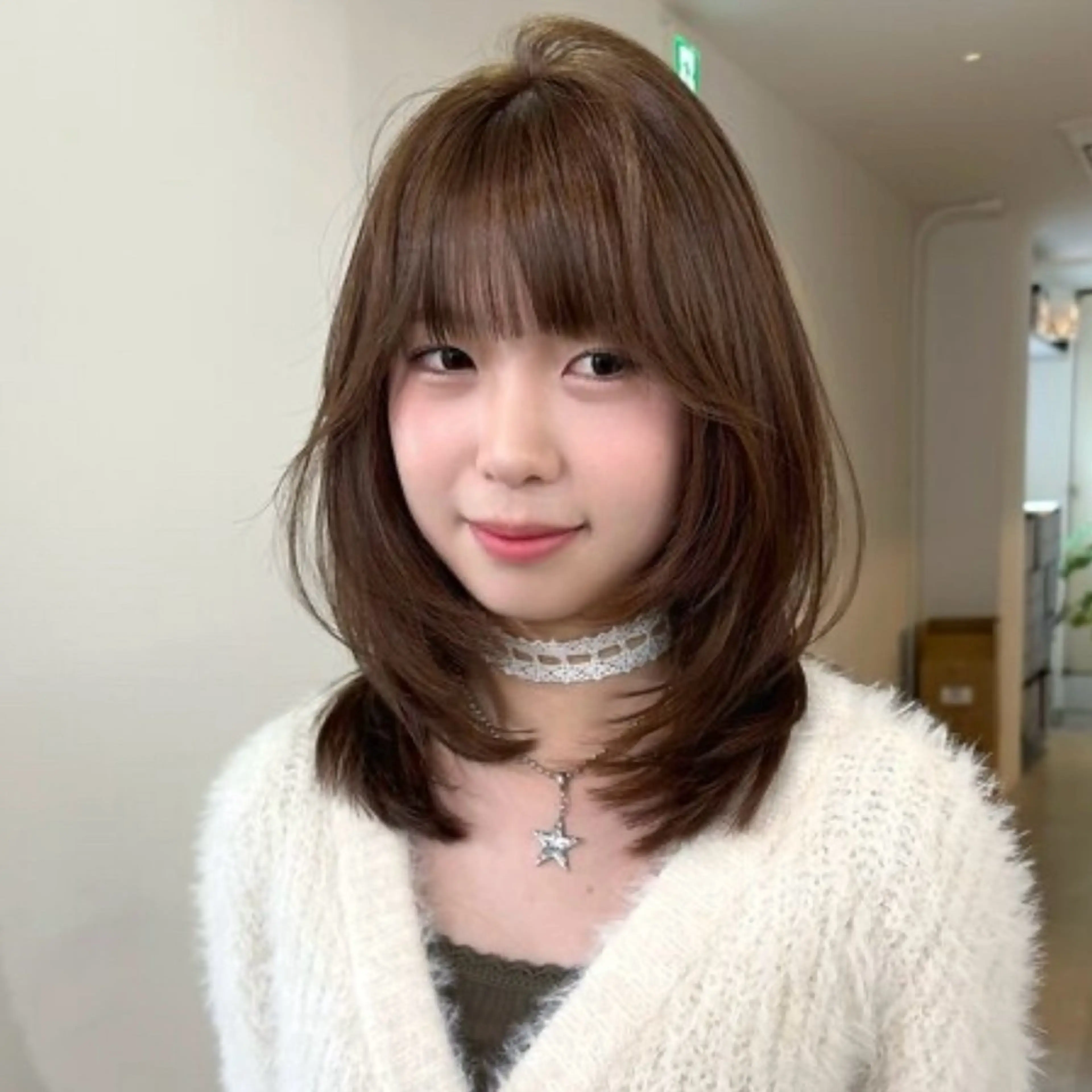 ミディアム カット ヘアカラー トリートメント 松川ヒナ｜韓国レイヤ /耳つぼジュエリーのヘアスタイル