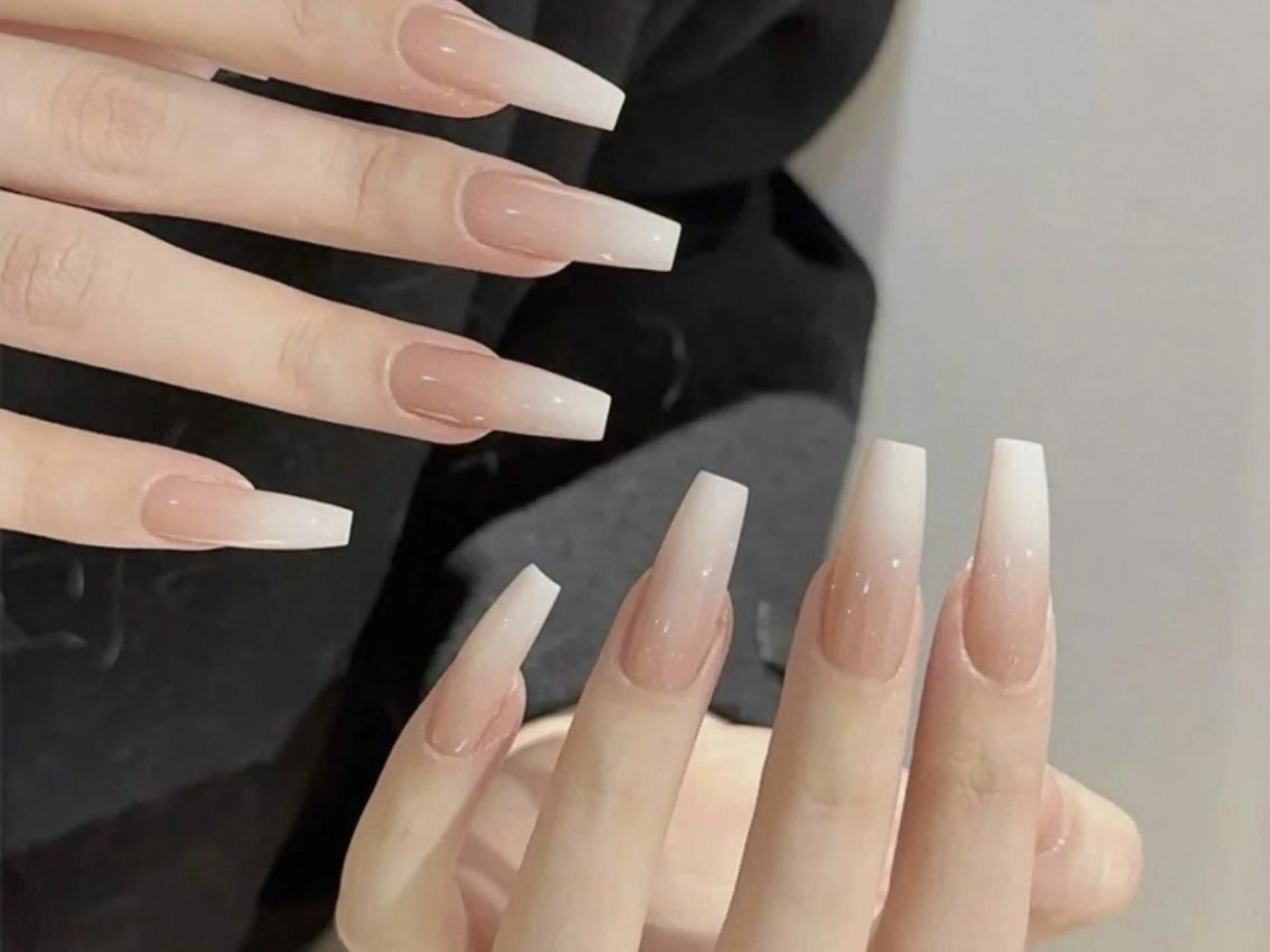 ネイル ガーリー グラデーション ミディアムネイル ネイルチップ ホワイト ハンドネイル ハンドケア NANA Sense🦄のネイルデザイン