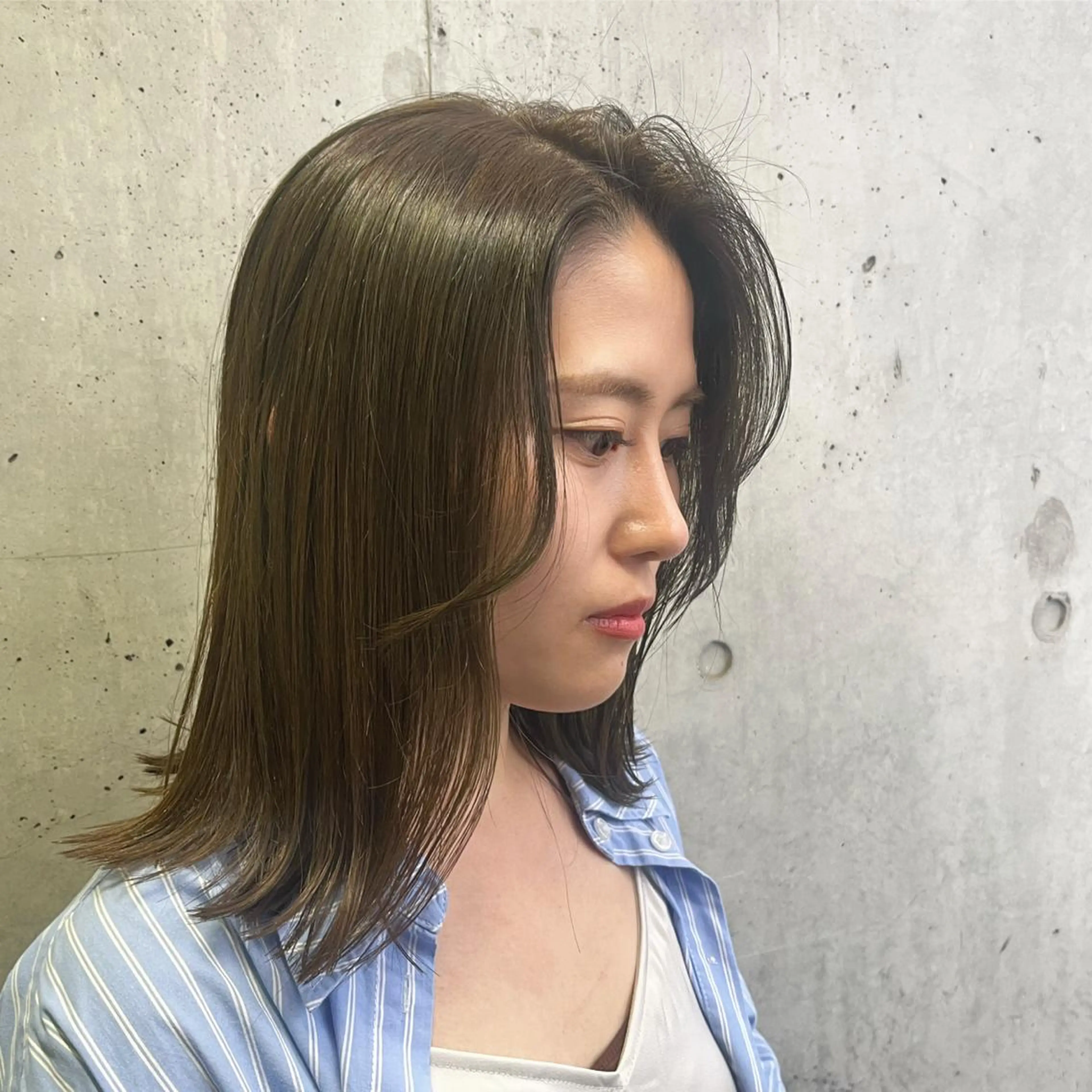 ミディアム カラー ベージュカラー ブラウンカラー 透明感カラー グレージュ オリーブベージュ カット ヘアカラー トリートメント ヘッドスパ ヘアセット カジュアルを女っぽく 𝗮𝘆𝗮𝗰𝗼のヘアスタイル