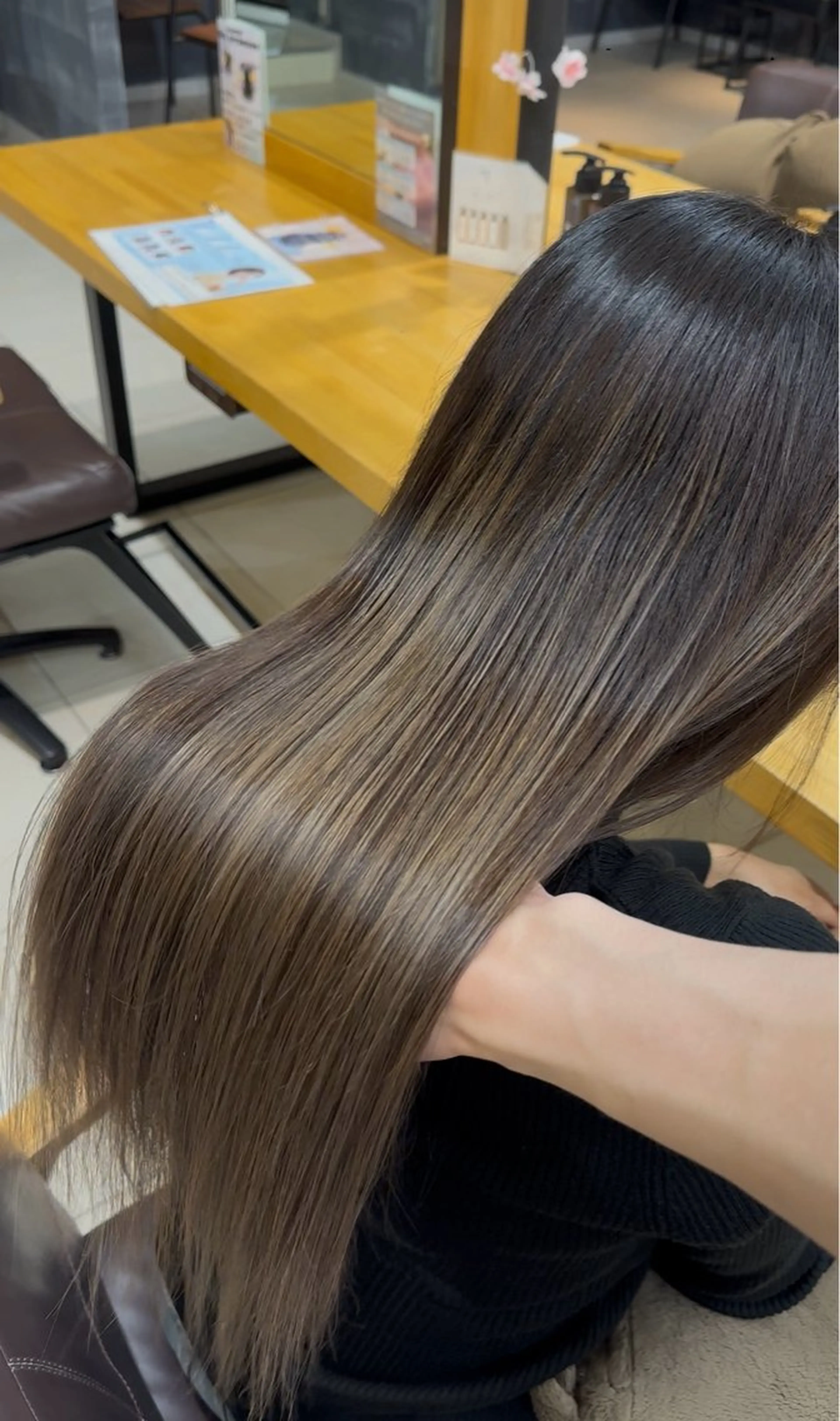 セミロング カラー バレイヤージュ ベージュカラー 透明感カラー グレージュ レイヤーカット ヘアカラー Laulu 佐藤壮也のヘアスタイル