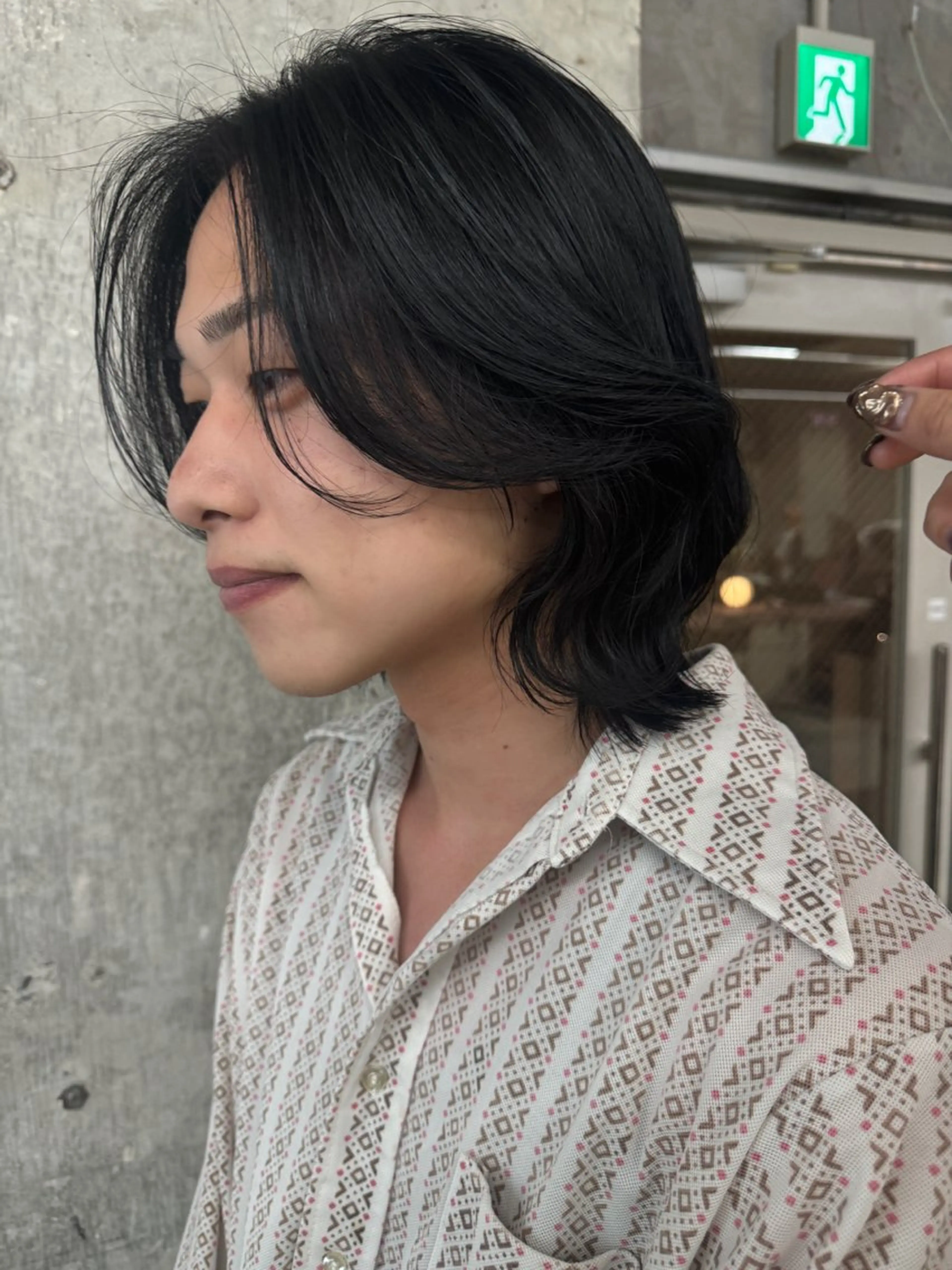 ショート カラー 眉カット 愛加ブリーチ・ レイヤー・パーマのヘアスタイル