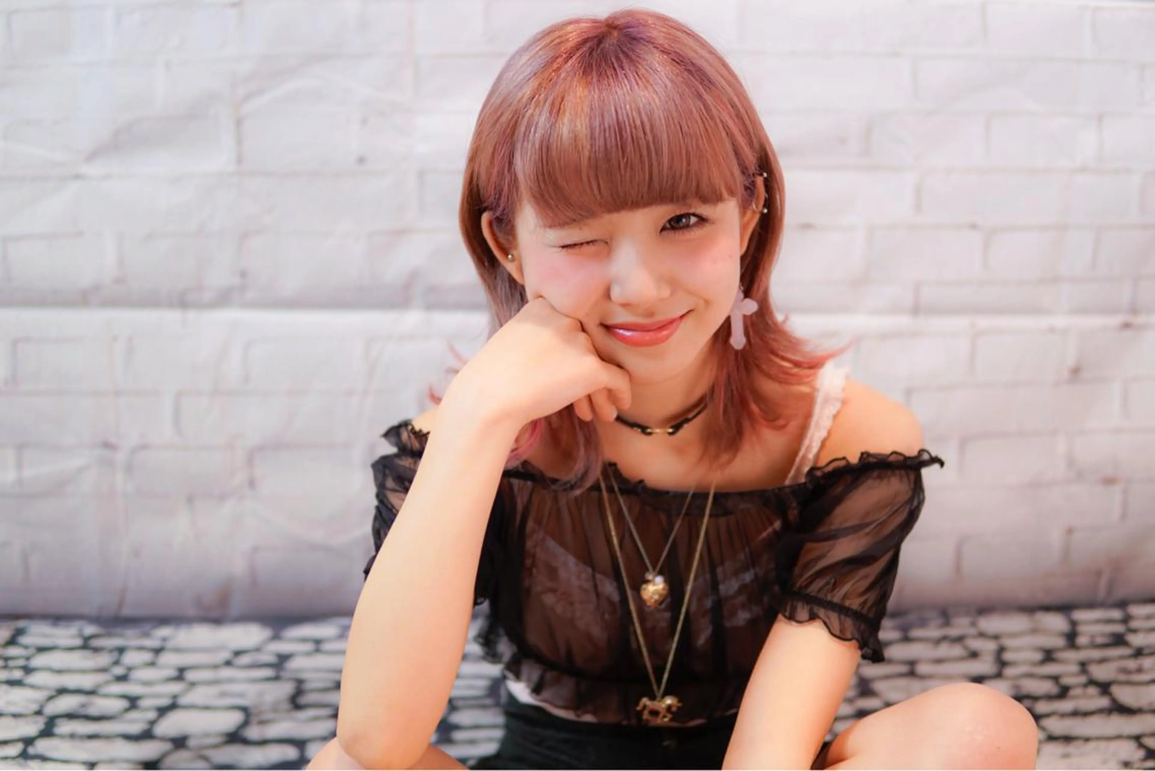 ミディアム セミロング カラー グラデーションカラー ピンクカラー 切りっぱなしロブ ワイドバング 髪質改善、エクステ 山口卓哉のヘアスタイル