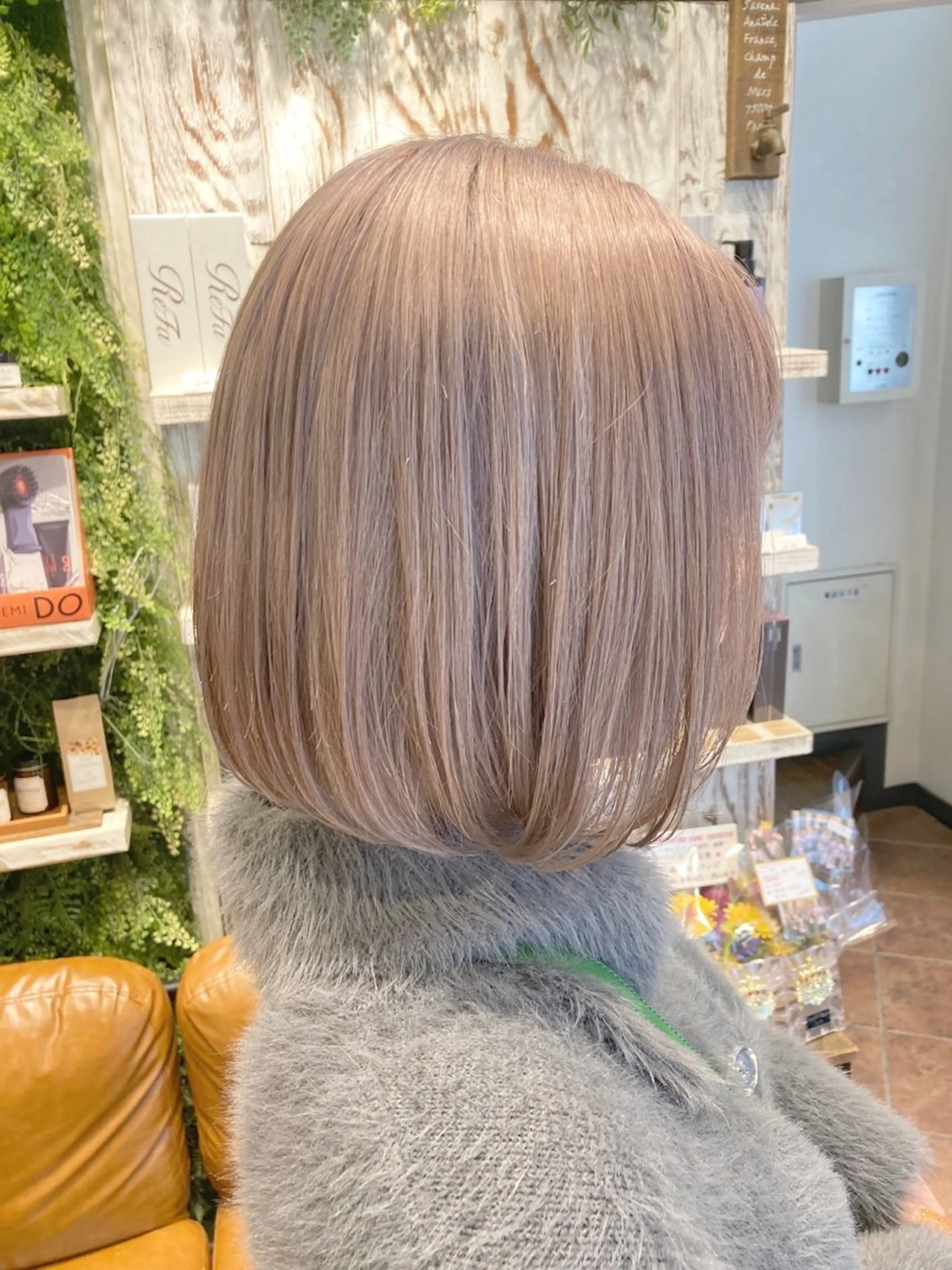 ミディアム あやかショート 白髪ぼかしのヘアスタイル