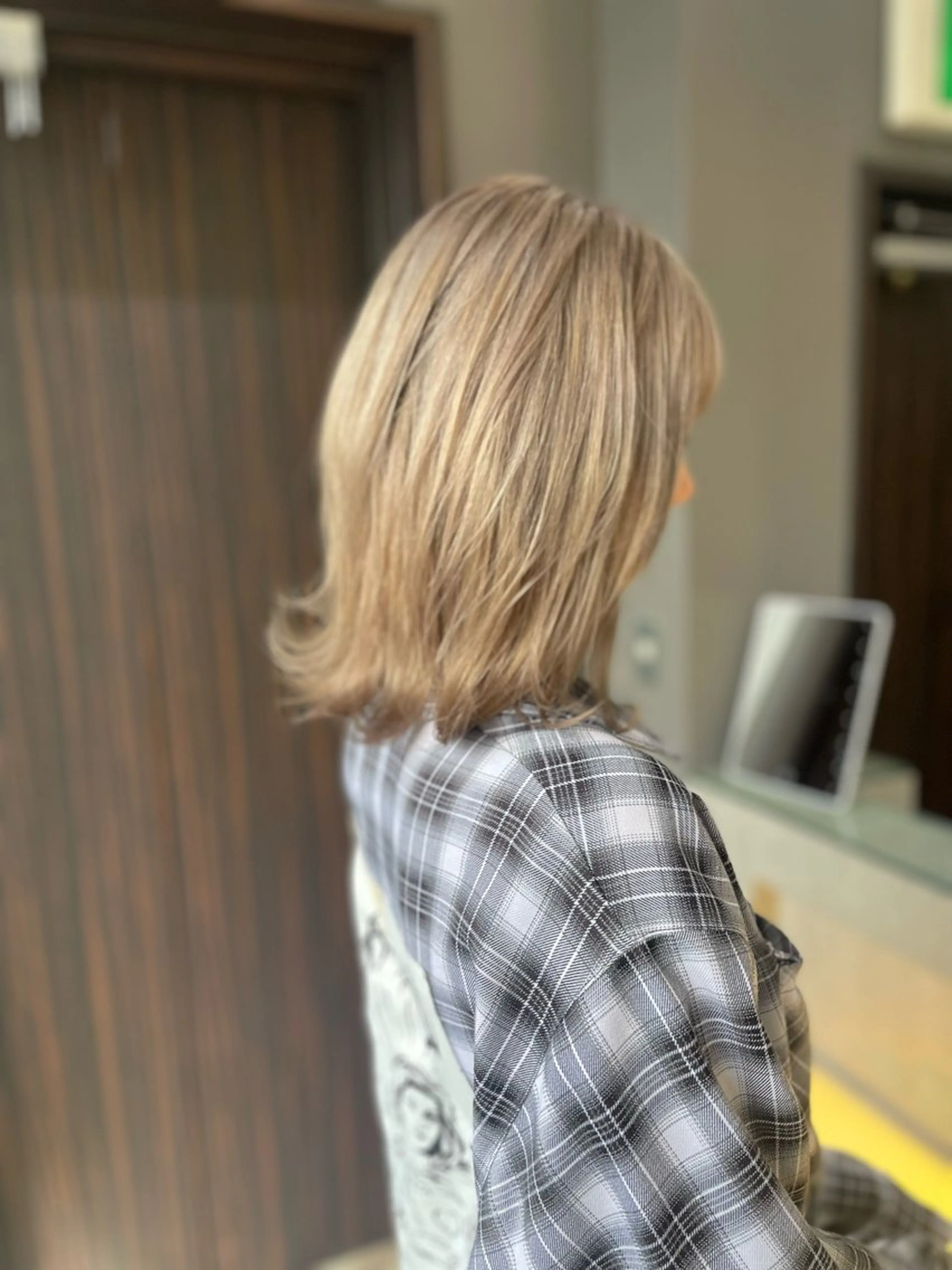 カラー ベージュカラー ホワイトベージュ AIRI layer cut hairのヘアスタイル