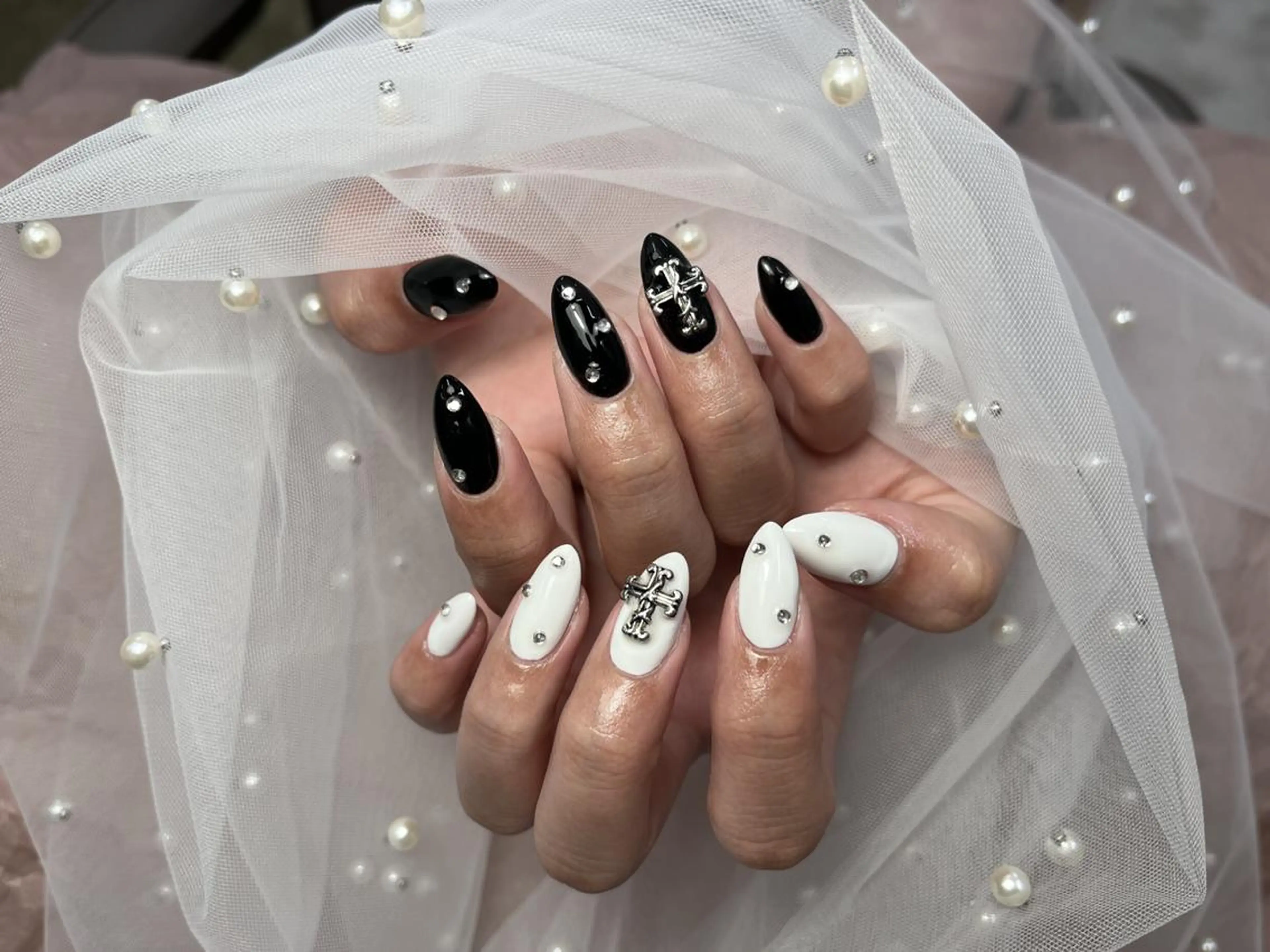 ネイル シルバー シンプルネイル ホワイト ハンドネイル ToliyDeliy ネイルサロンのネイルデザイン