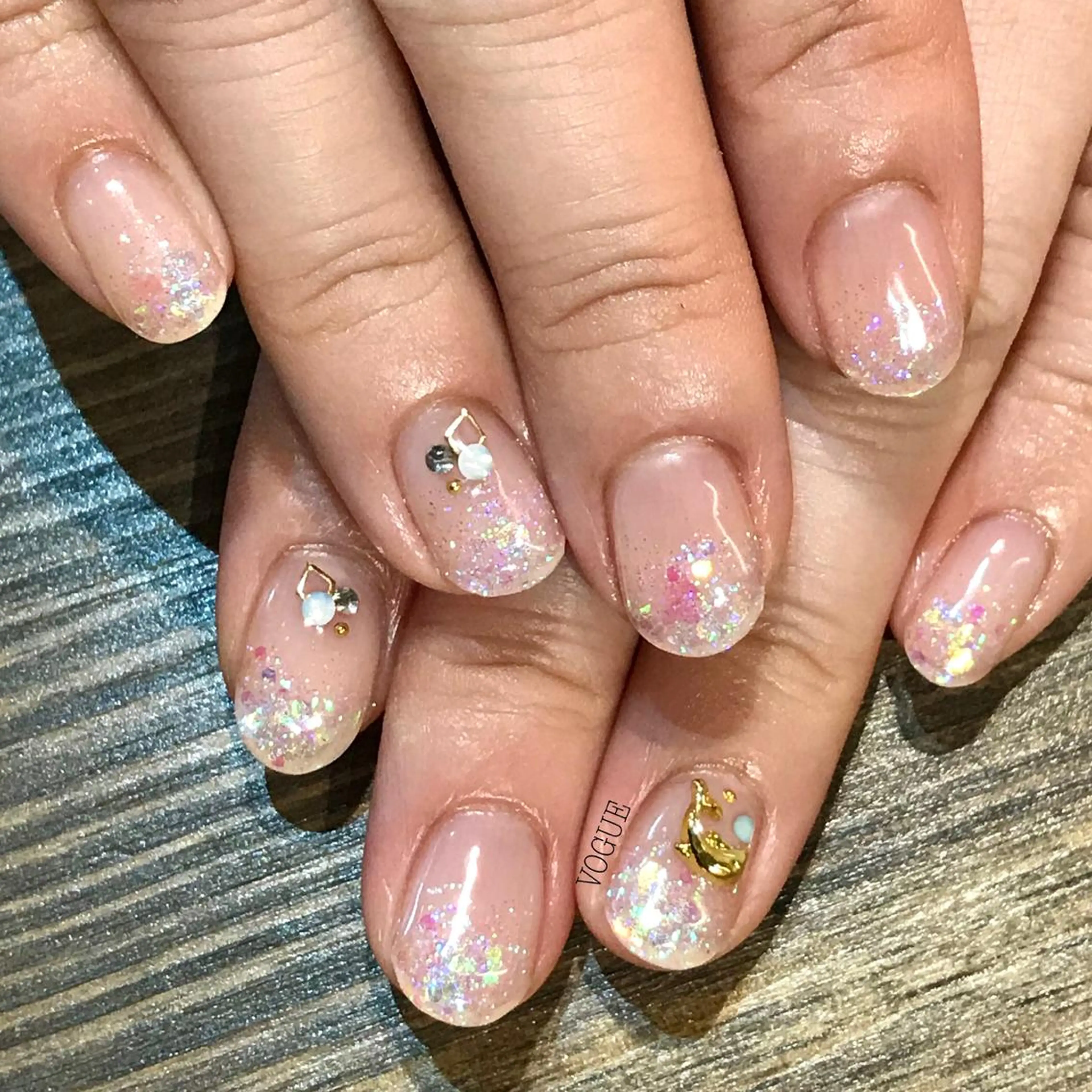 ネイル グラデーション ラメ(グリッター) ラメグラデーション ハンドネイル VOGUE ×SWANのネイルデザイン