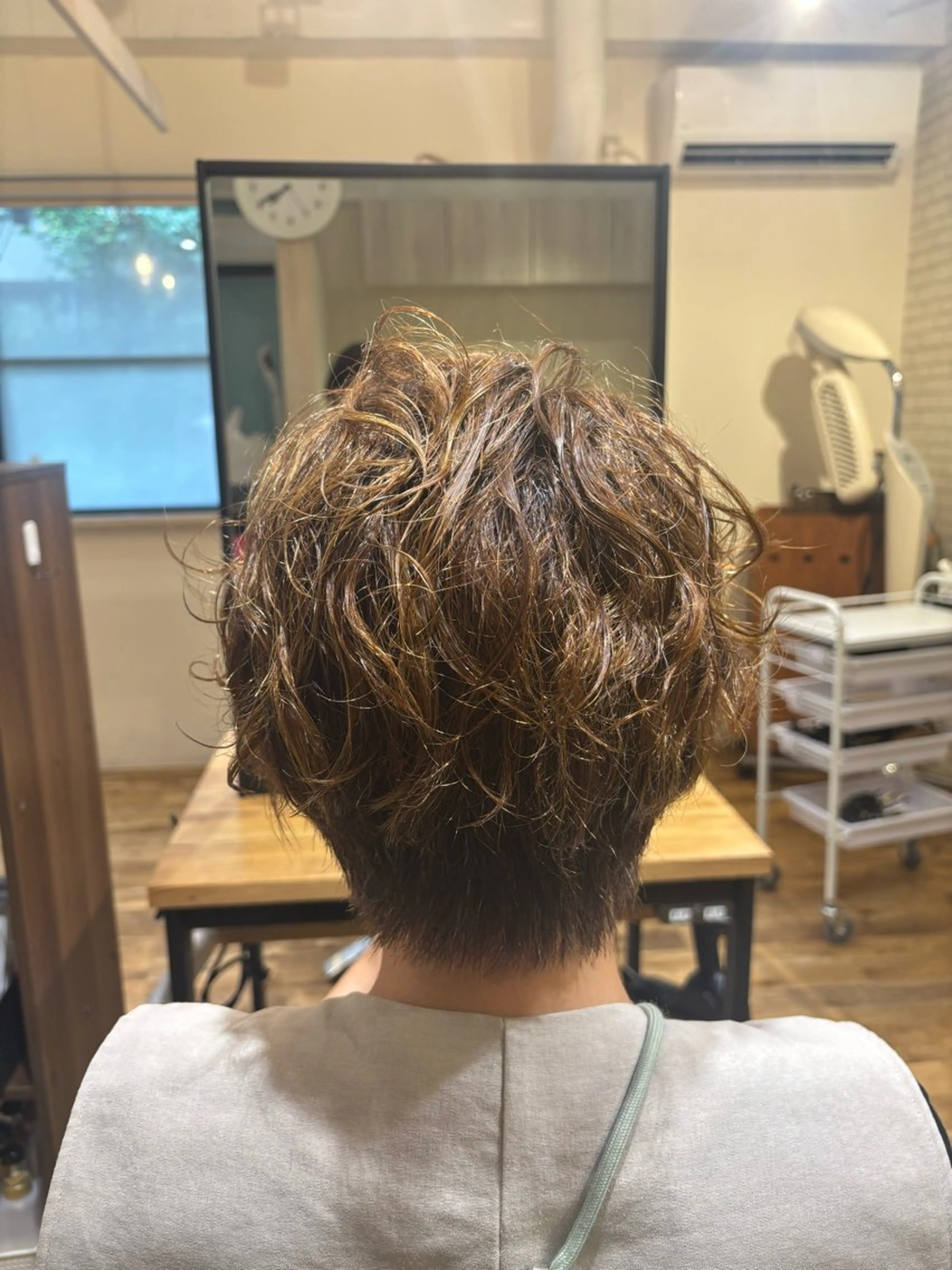 ショート カット パーマ 艶カラー🫧 推しカラー🧸楽歌のヘアスタイル