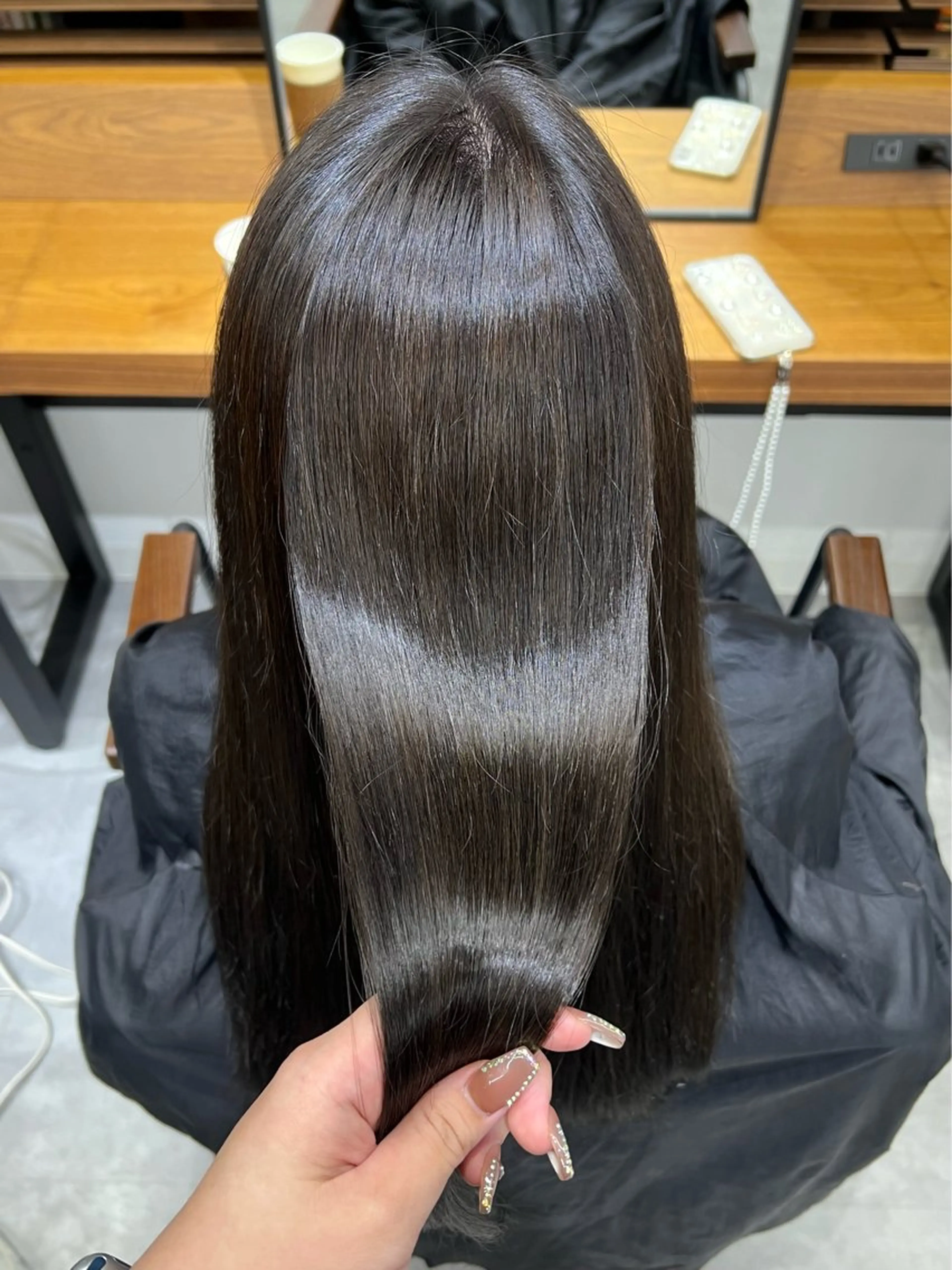 ロング カラー ブリーチ 透明感カラー ダークグレー ハイライトカラー くびれヘア ショート/ウルフ カットモデル募集のヘアスタイル