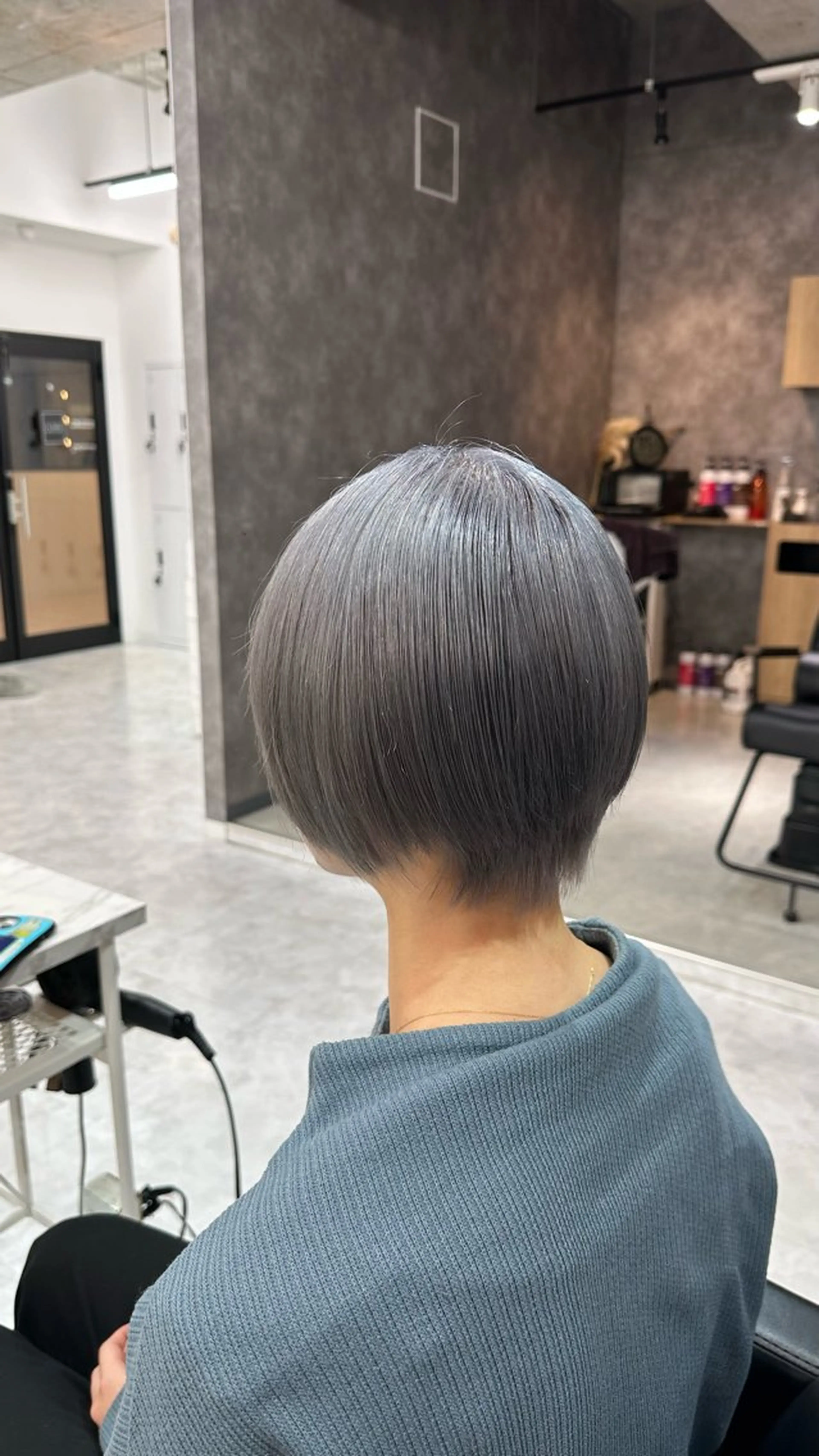 ショート カラー ハイトーンカラー シルバー ショートヘア ヘアカラー トリートメント 💎艶々ハイトーン MOE💍🤍のヘアスタイル