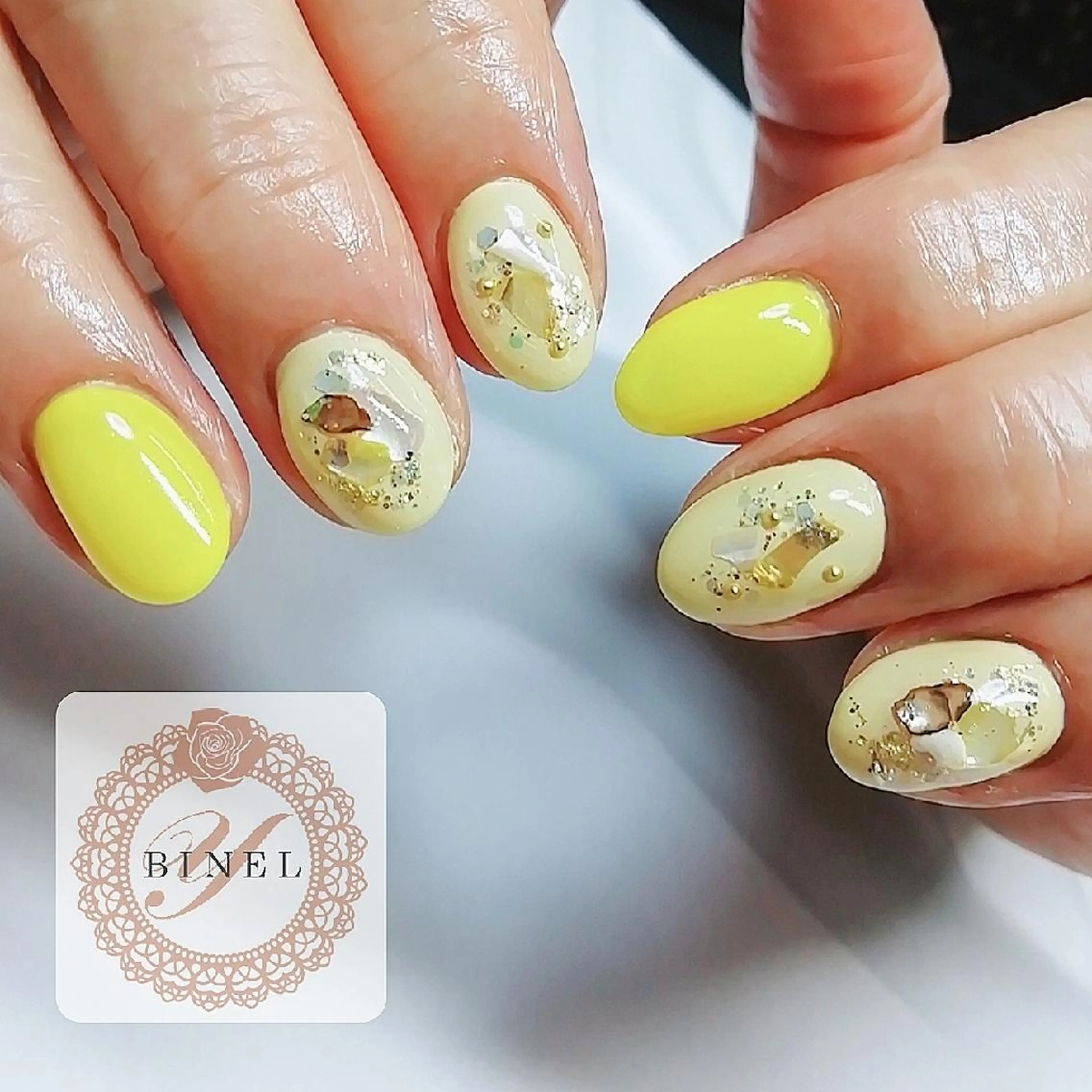 ネイル ニュアンスネイル ワンカラーネイル 黄色 ハンドネイル Nail Salon Y.BINELのネイルデザイン