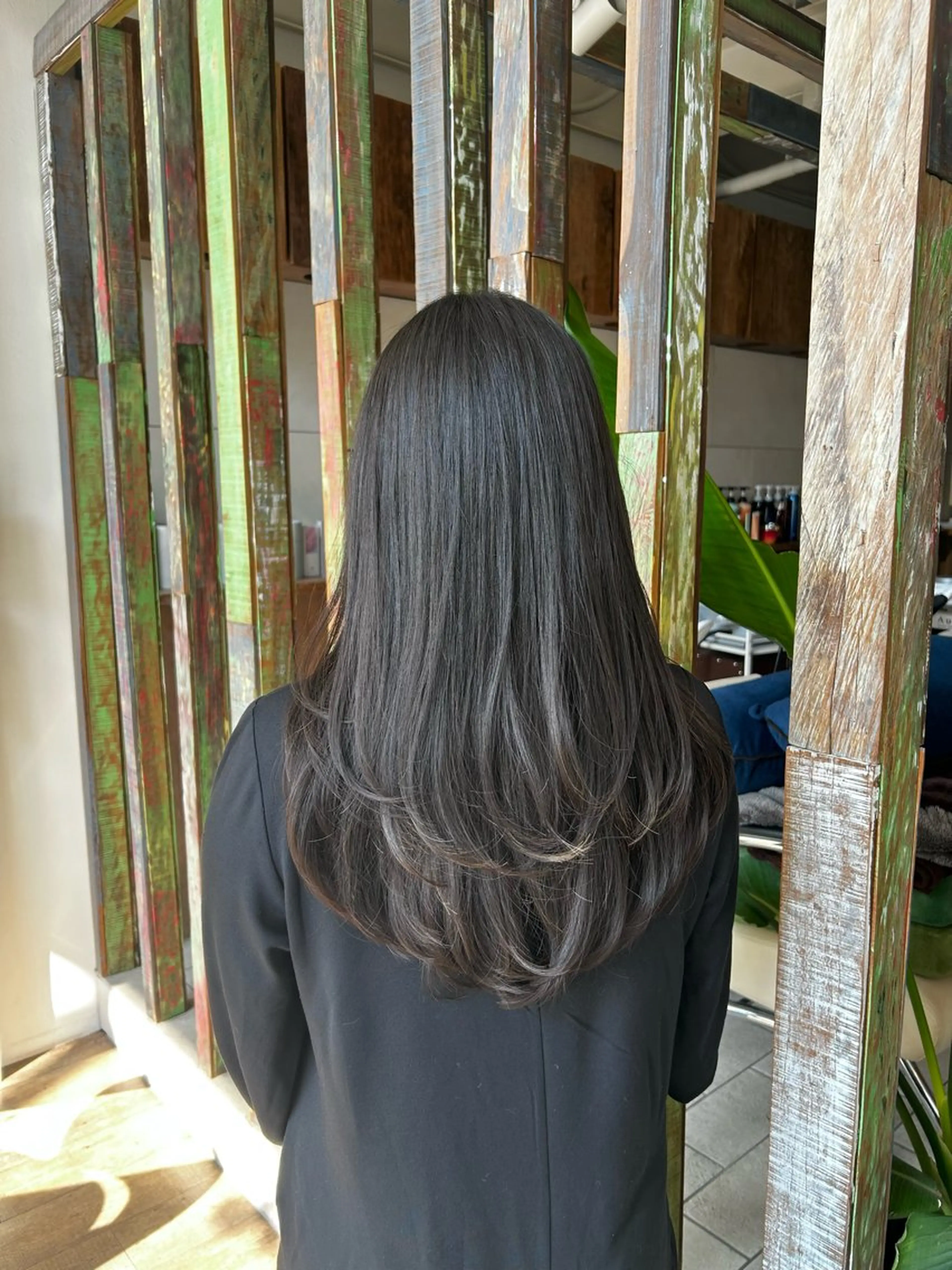 ロング レイヤーカット 白上 愛佳のヘアスタイル