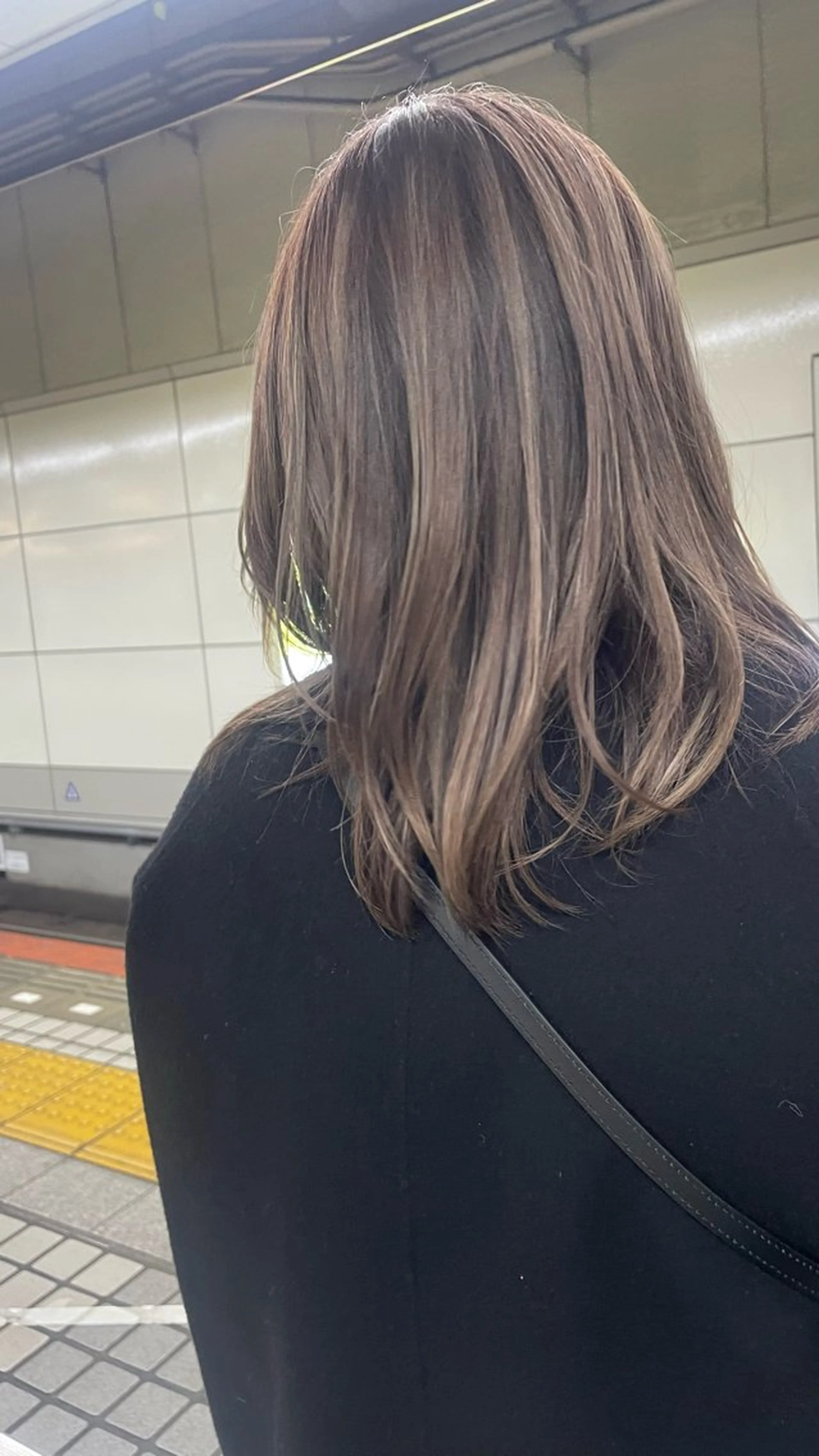 ミディアム カラー グレージュ バレイヤージュモデル 募集👒ヨンスクのヘアスタイル