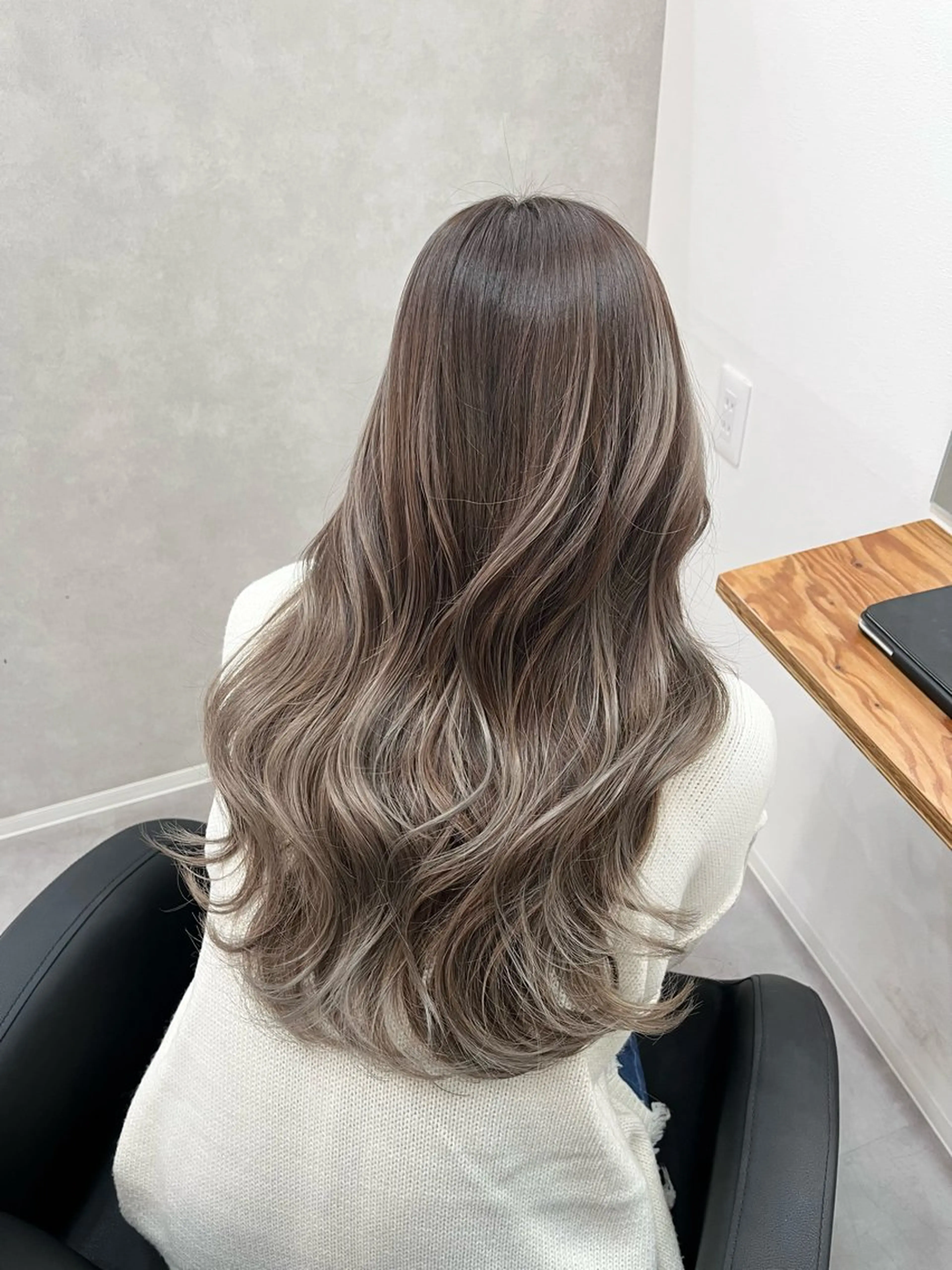 ロング カラー バレイヤージュ ベージュカラー ホワイトベージュ レイヤーカット カット ヘアカラー 豊橋/菜月/ブリーチ /艶カラーハイトーンのヘアスタイル