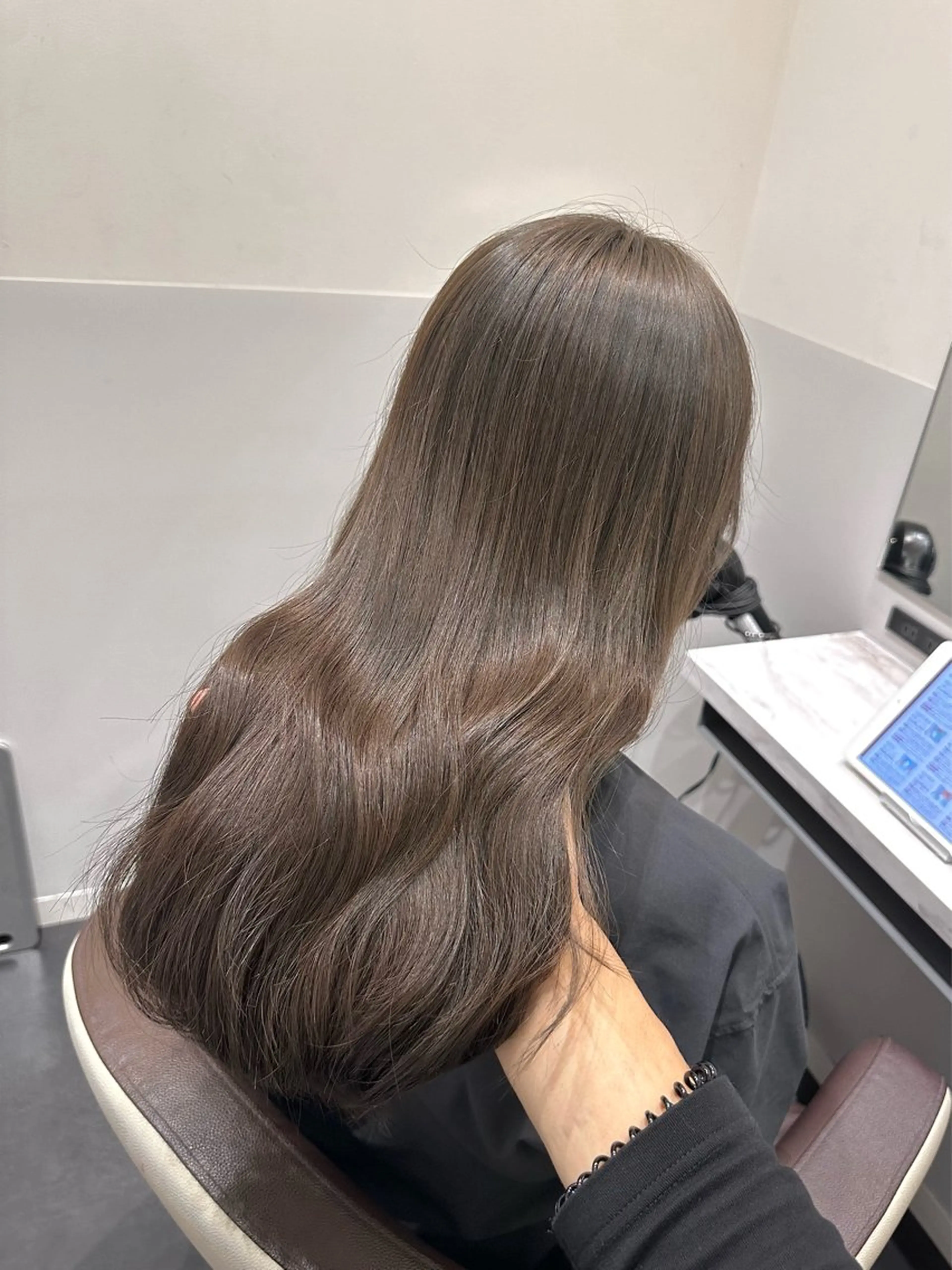 ロング カラー ブリーチ グレージュ ブリーチなしカラー ヘアカラー トリートメント 矢野 晃平のヘアスタイル