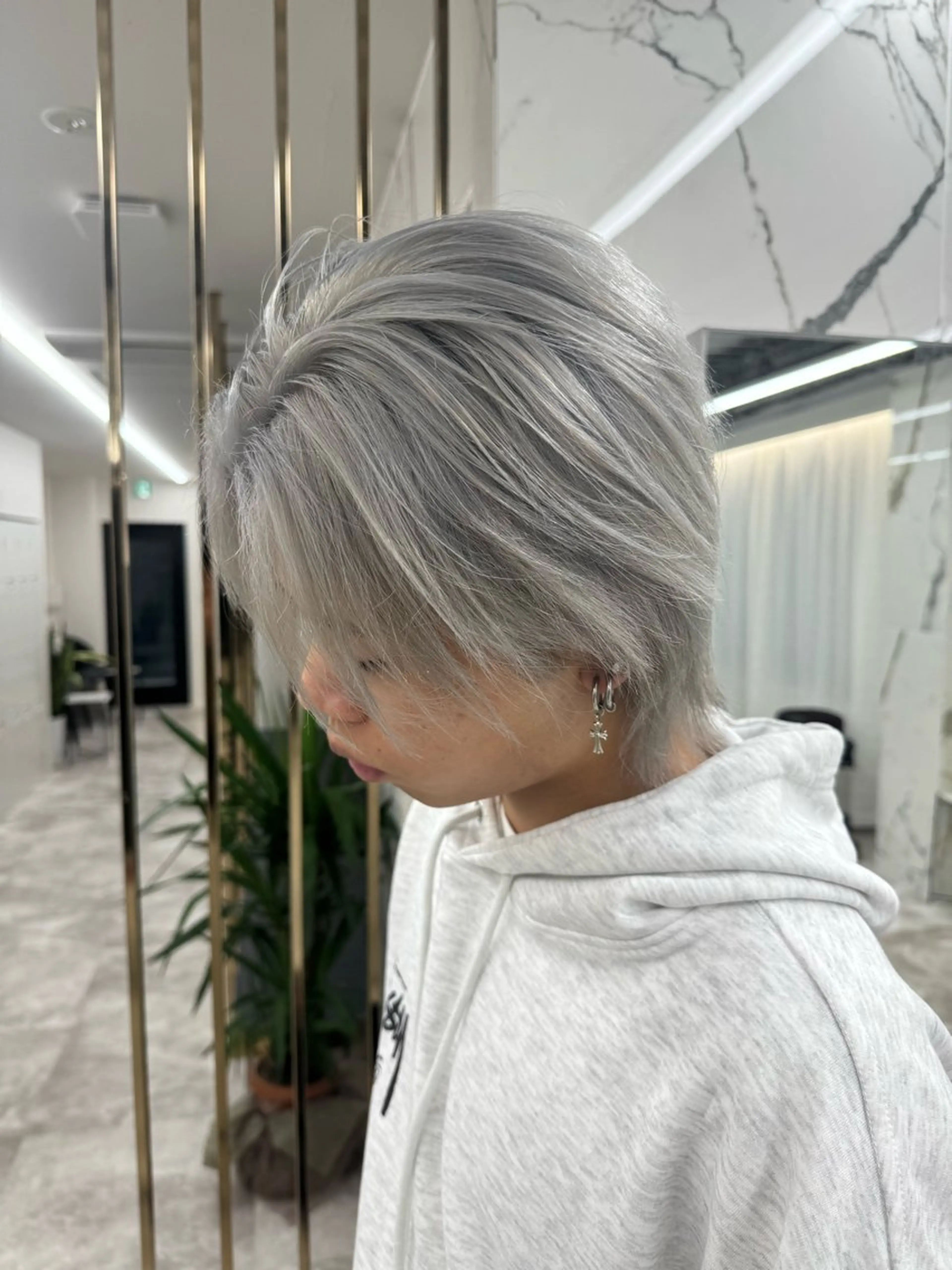 カラー メンズ メンズブリーチ ブリーチ シルバー ホワイトシルバー 【ショートカット】 海老原寛大のヘアスタイル