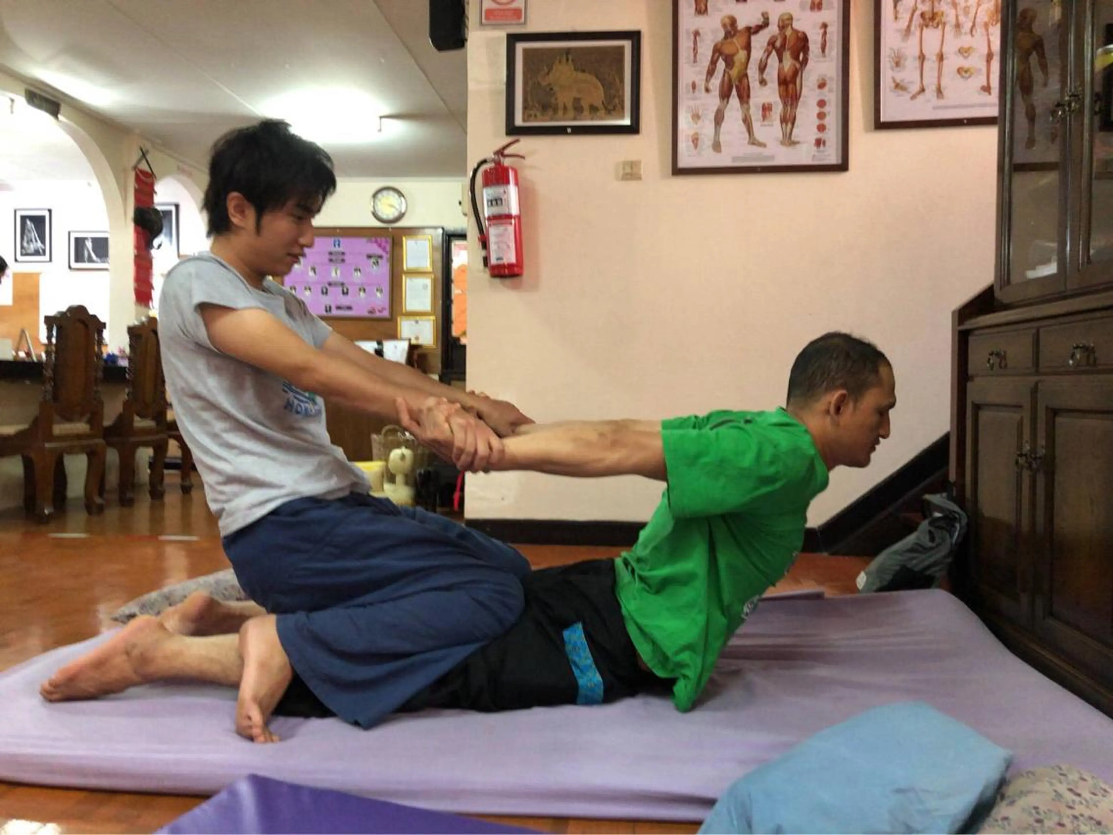 首・肩・腰の痛み・姿 勢矯正・むくみ等解消のエステ・リラクイメージ