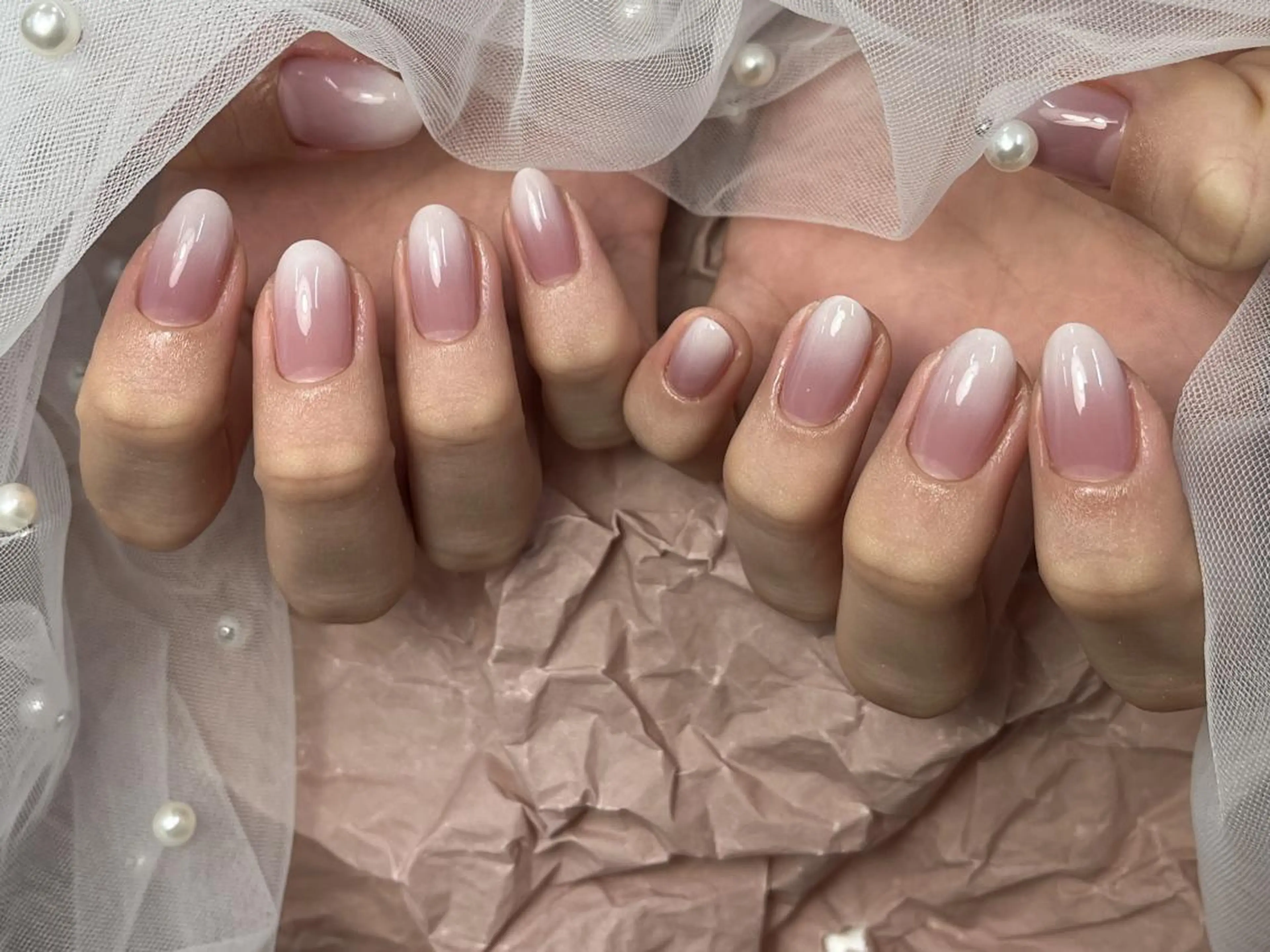 ネイル カジュアル グラデーション ピンク シンプルネイル ホワイト ハンドネイル ハンドケア ToliyDeliy Nail Salonのネイルデザイン