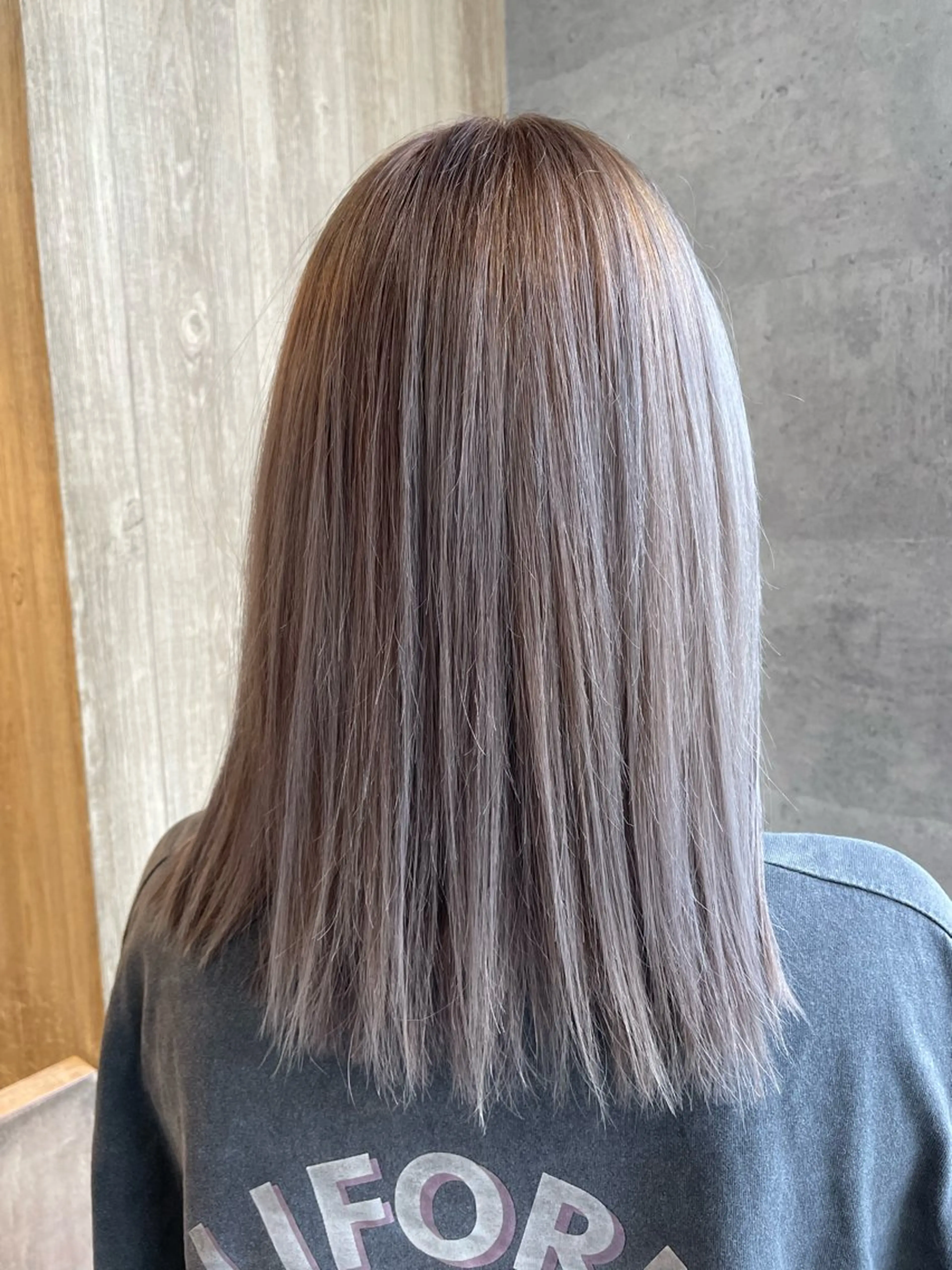 ミディアム 松本 美香のヘアスタイル