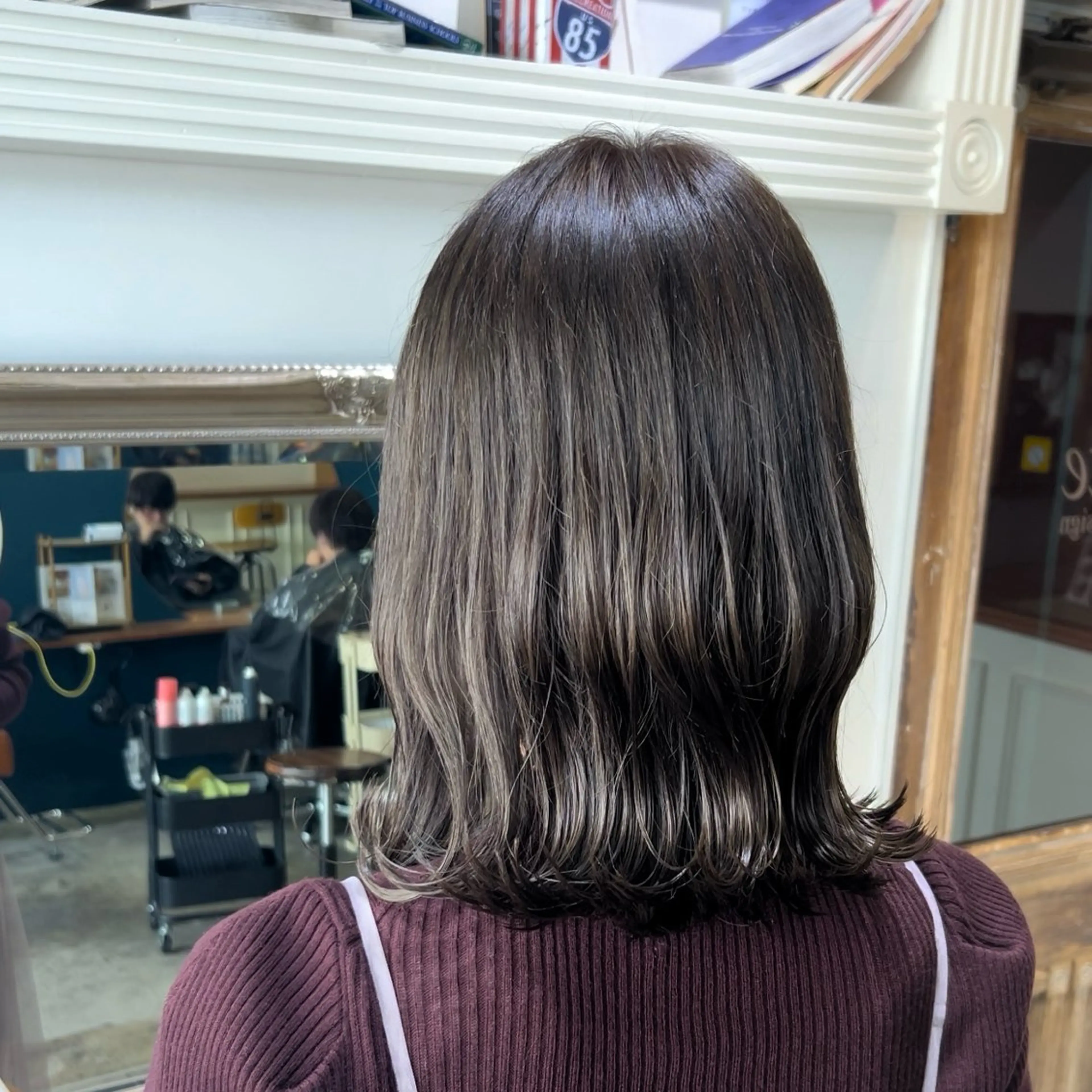 ミディアム カラー グレージュ オカベ ショウマのヘアスタイル