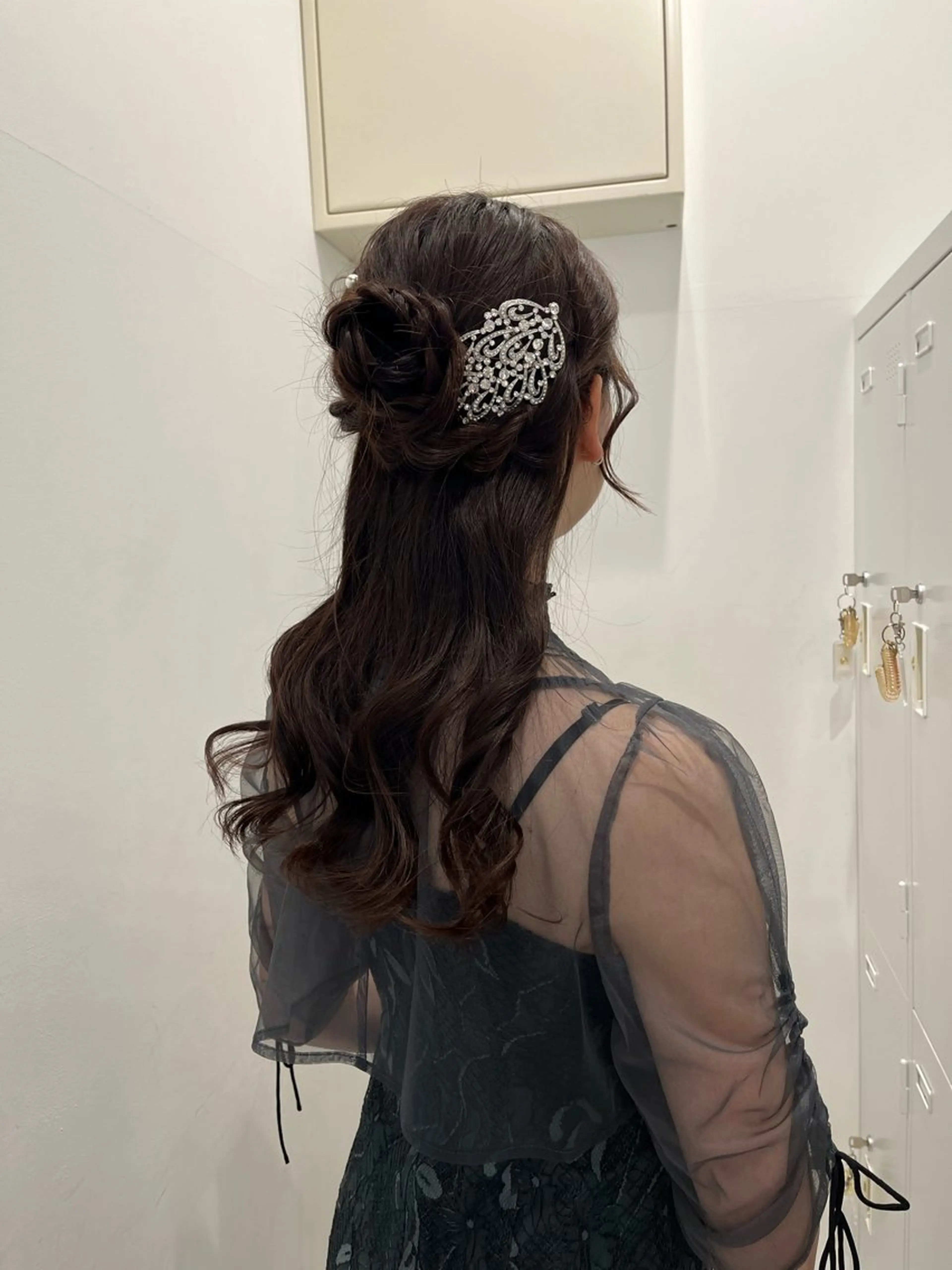 ヘアアレンジ ハーフアップ 結婚式・ブライダル ヘアセット sena⌇ベージュ⌇ ブリーチなしWカラーのヘアスタイル