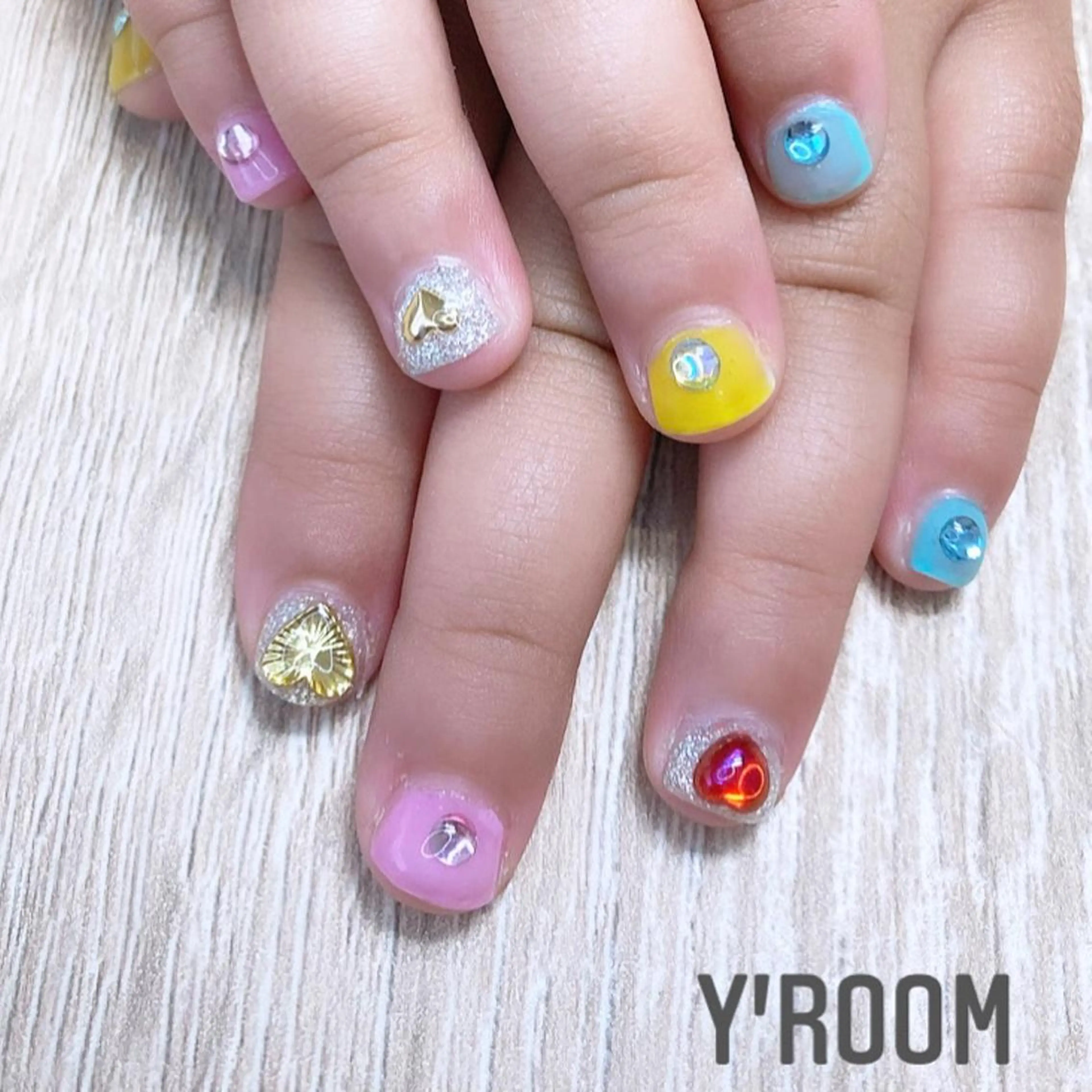 ネイル オーロラネイル フラッシュネイル フットネイル ジェルネイル 氷ネイル・うるうるネイル ハンドネイル YUKA （ネイリスト）のネイルデザイン