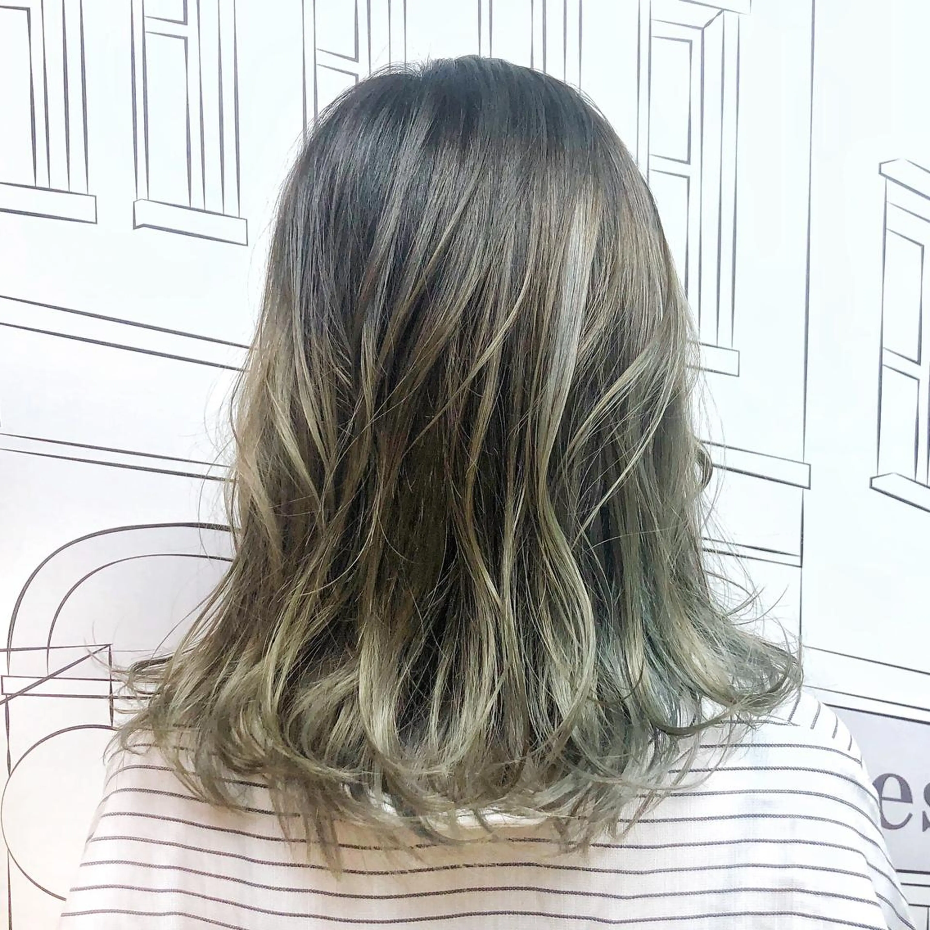 ミディアム カラー アッシュ バレイヤージュ ベージュカラー レイヤーカット TOMOKA 艶髪/透明感カラーのヘアスタイル