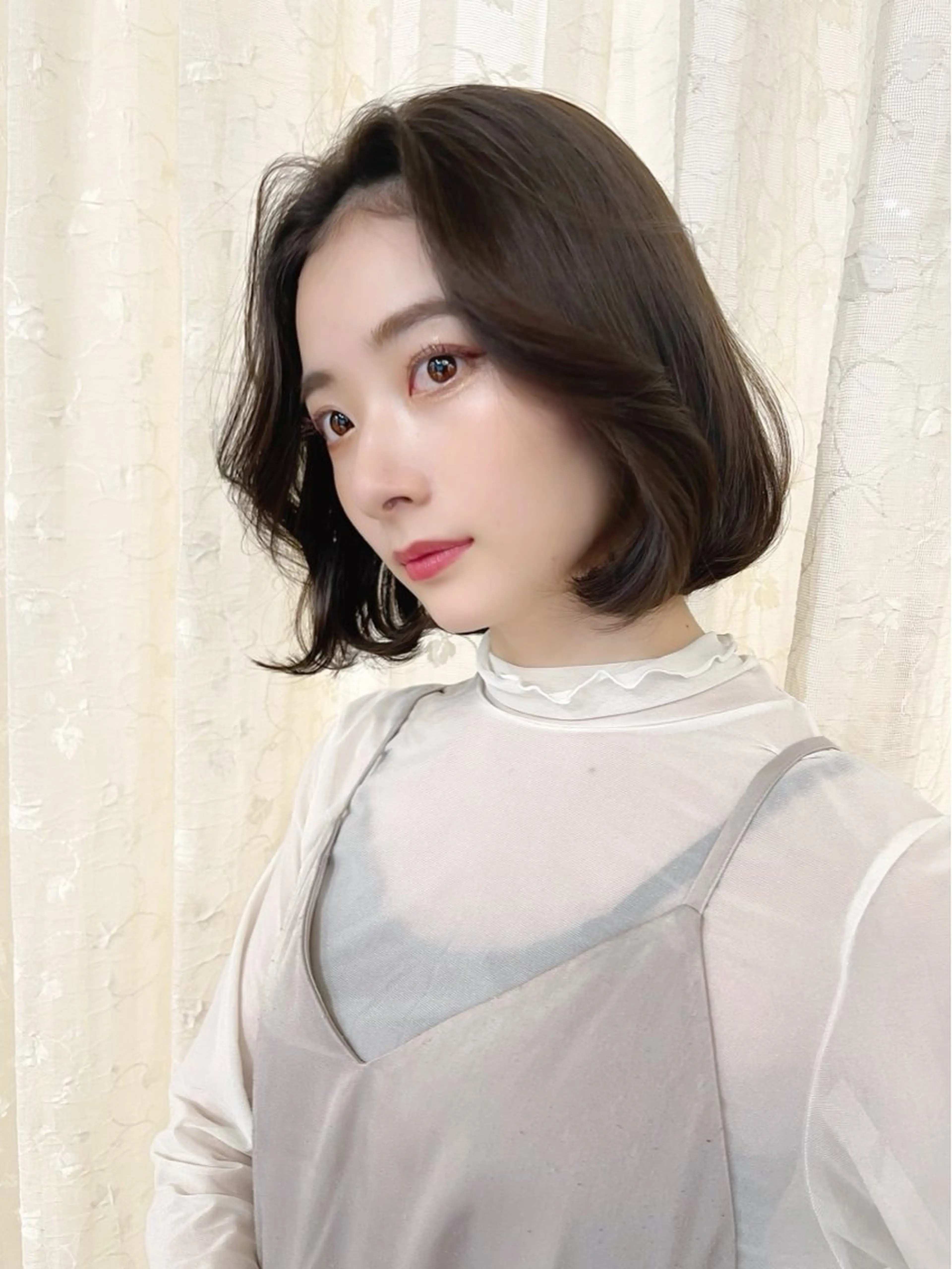 ミディアム 切りっぱなしボブ ショートボブ ボブレイヤー ミディアムパーマ ボブ カット ヘアカラー ボブ顔周り 韓国遠藤小雪のヘアスタイル