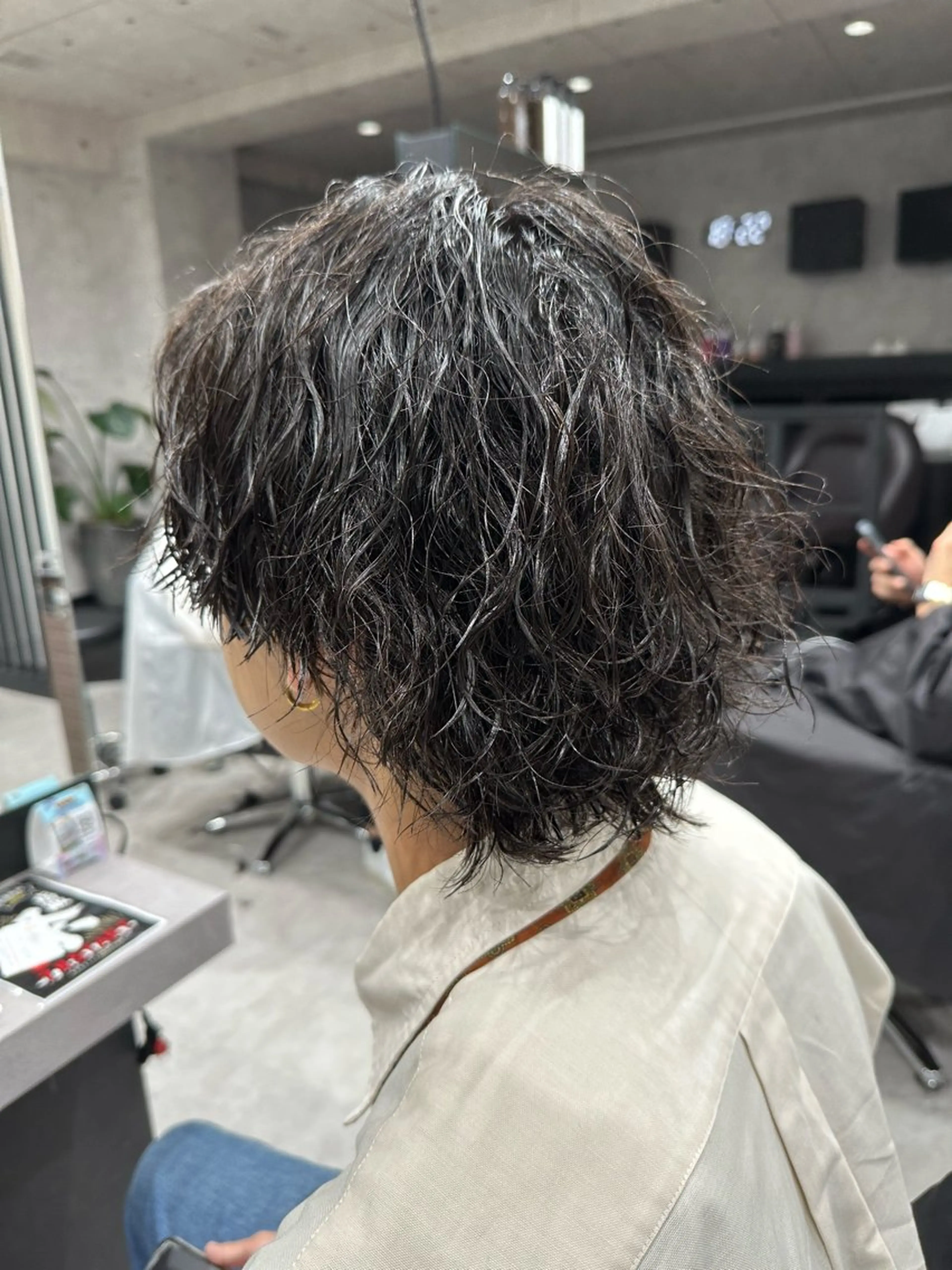 ミディアム パーマ メンズ ミディアムパーマ メンズパーマ ツイストスパイラルパーマ 波巻きパーマ スパイラルパーマ ユウ🪄 パーマ指名No1のヘアスタイル