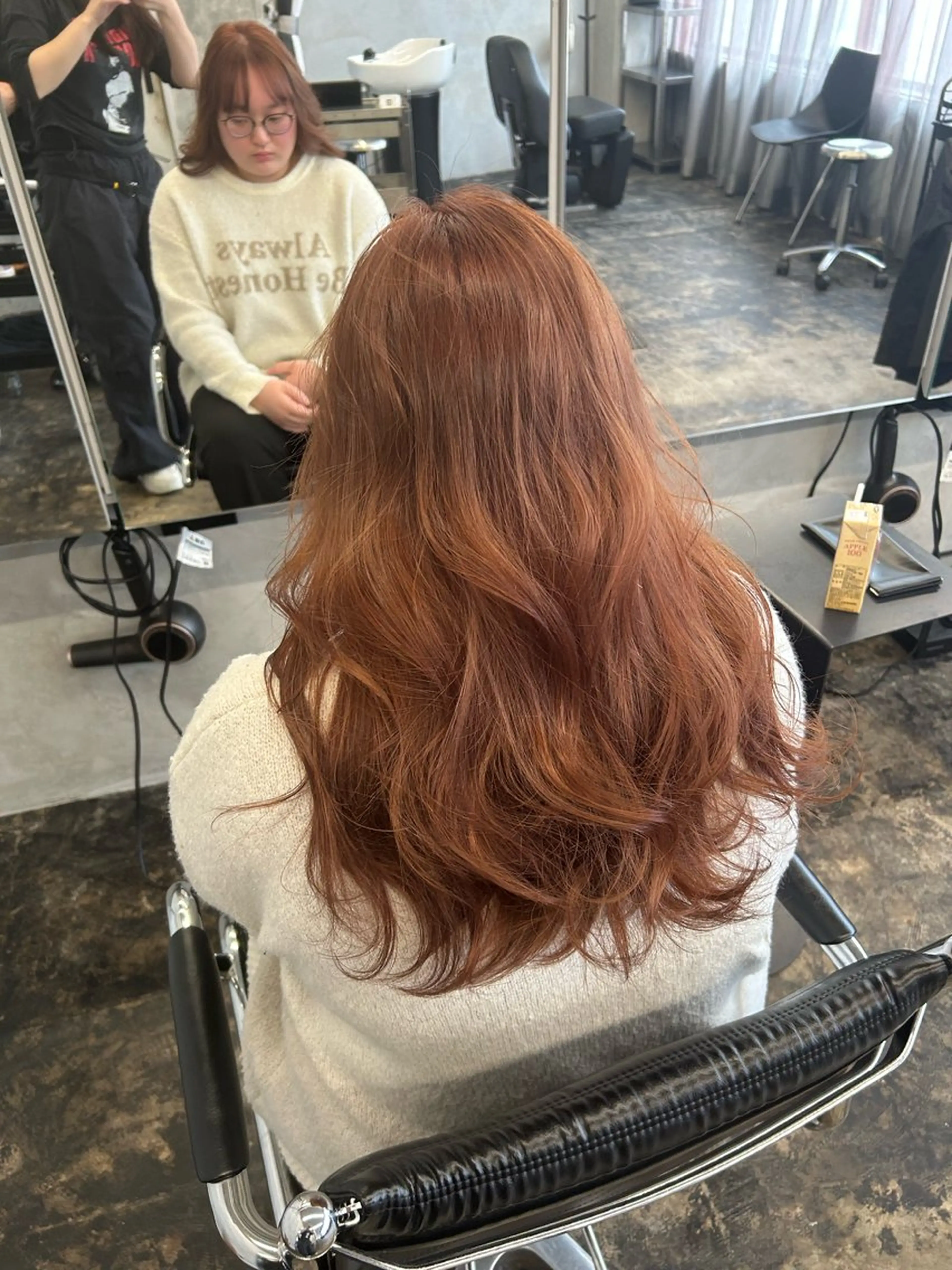 ロング カラー ヘアカラー トリートメント 松川ヒナ|韓国レイヤ /耳つぼジュエリーのヘアスタイル