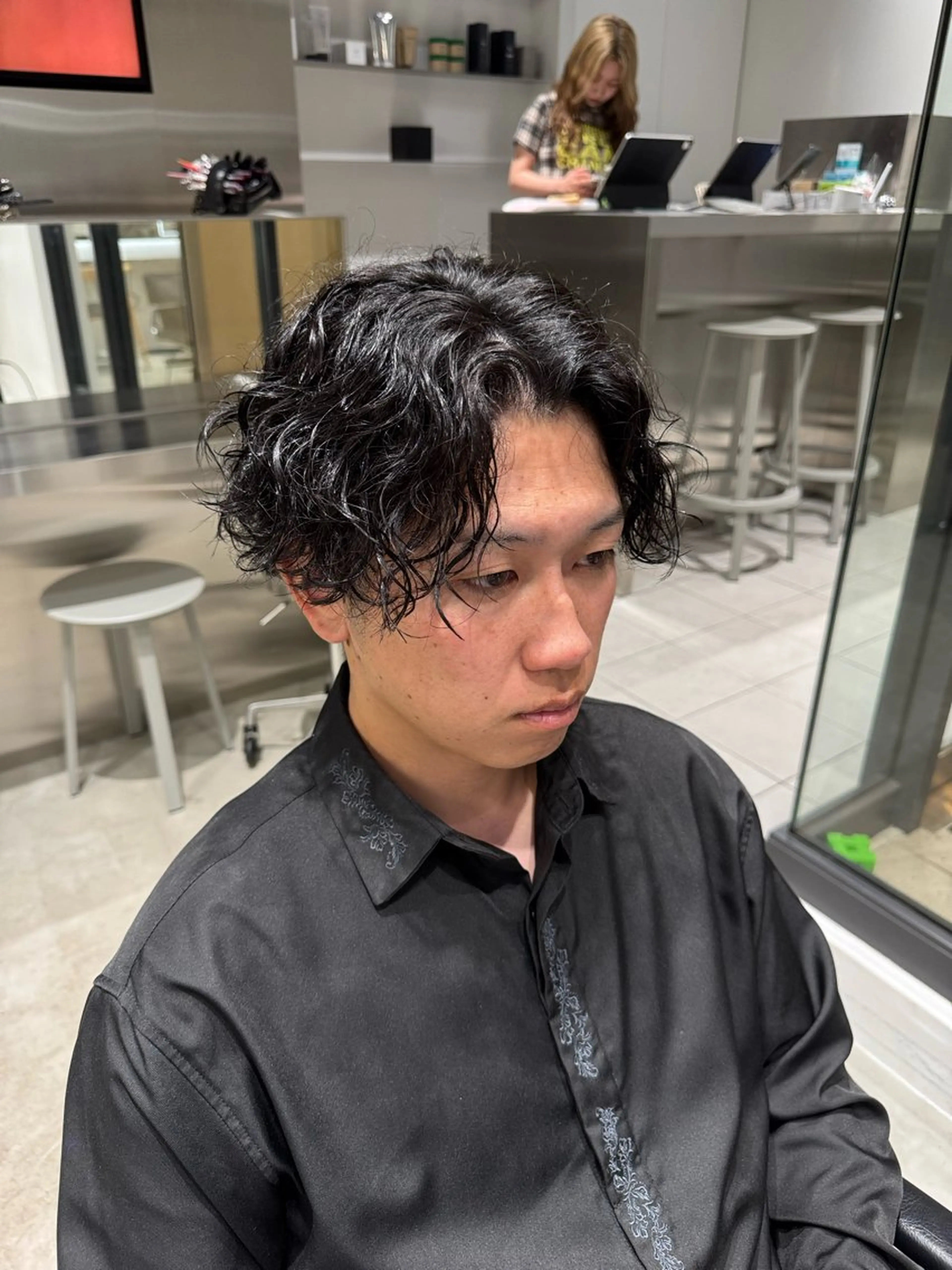 ミディアム パーマ メンズ ミディアムパーマ マッシュ メンズパーマ ツイストスパイラルパーマ 波巻きパーマ byfifth 天神 🌀moromiのヘアスタイル