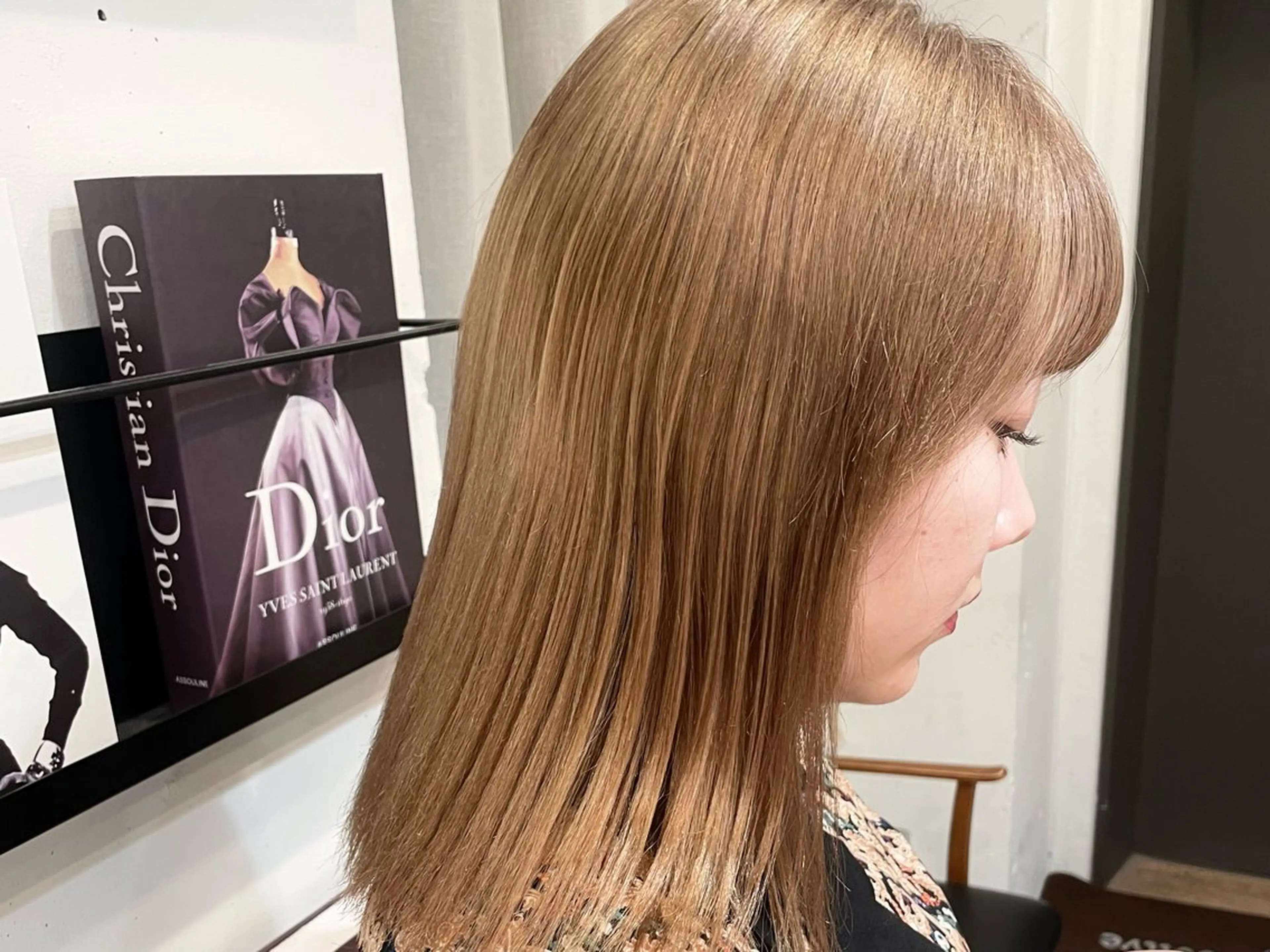 セミロング カラー ベージュカラー ミルクティーベージュ オザキクウガ/ ブリーチ/髪質改善のヘアスタイル