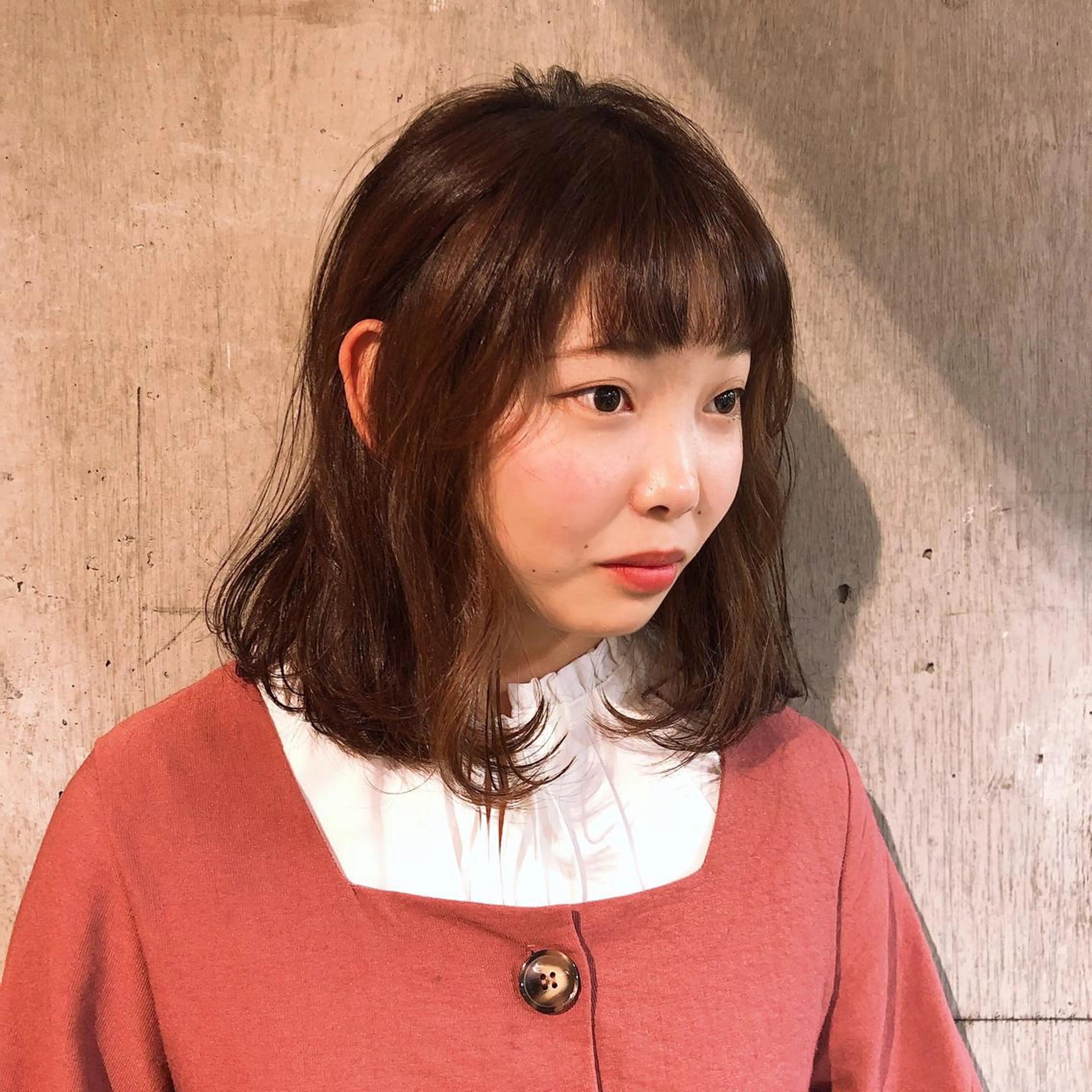 ミディアム カラー おくれ毛 小顔カット 古屋 花織のヘアスタイル