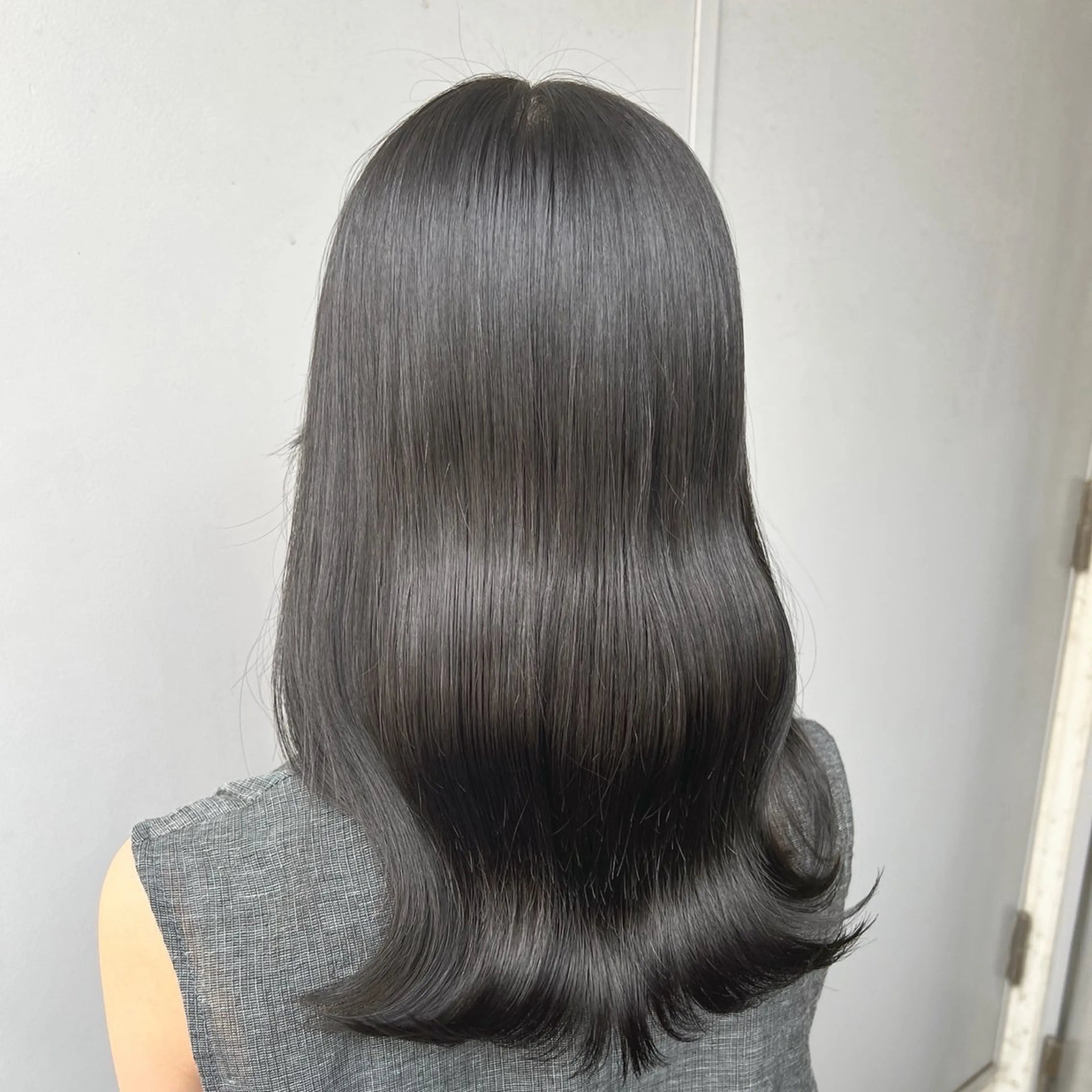 セミロング カラー パーマ ヘアアレンジ メンズ キッズ カット ヘアカラー トリートメント 🦋韓国レイヤー｜ 透明感グレージュ🦋のヘアスタイル