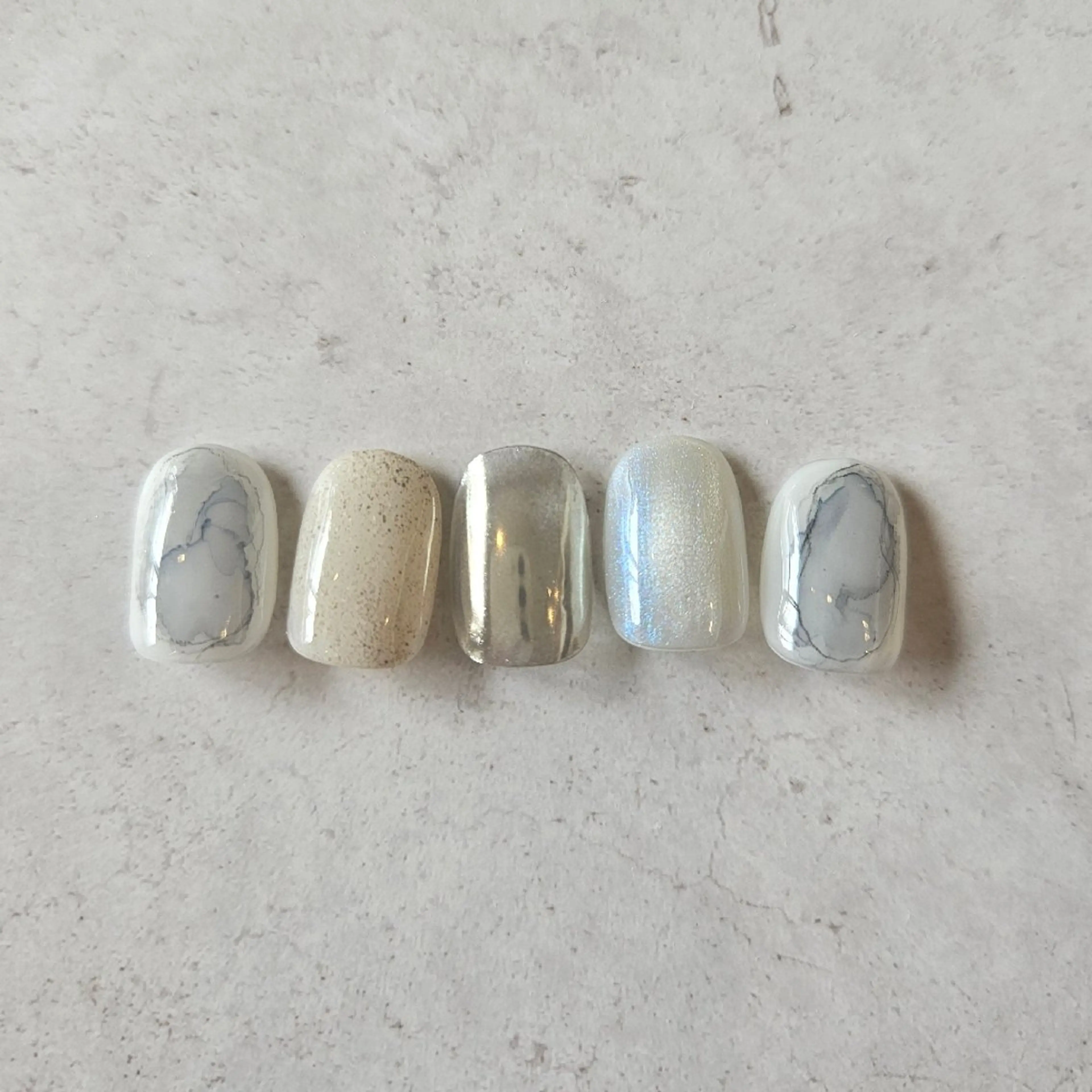 ネイル マグネットネイル ミラーネイル ニュアンスネイル 春ネイル ホワイト ハンドネイル Nailsalon manoのネイルデザイン