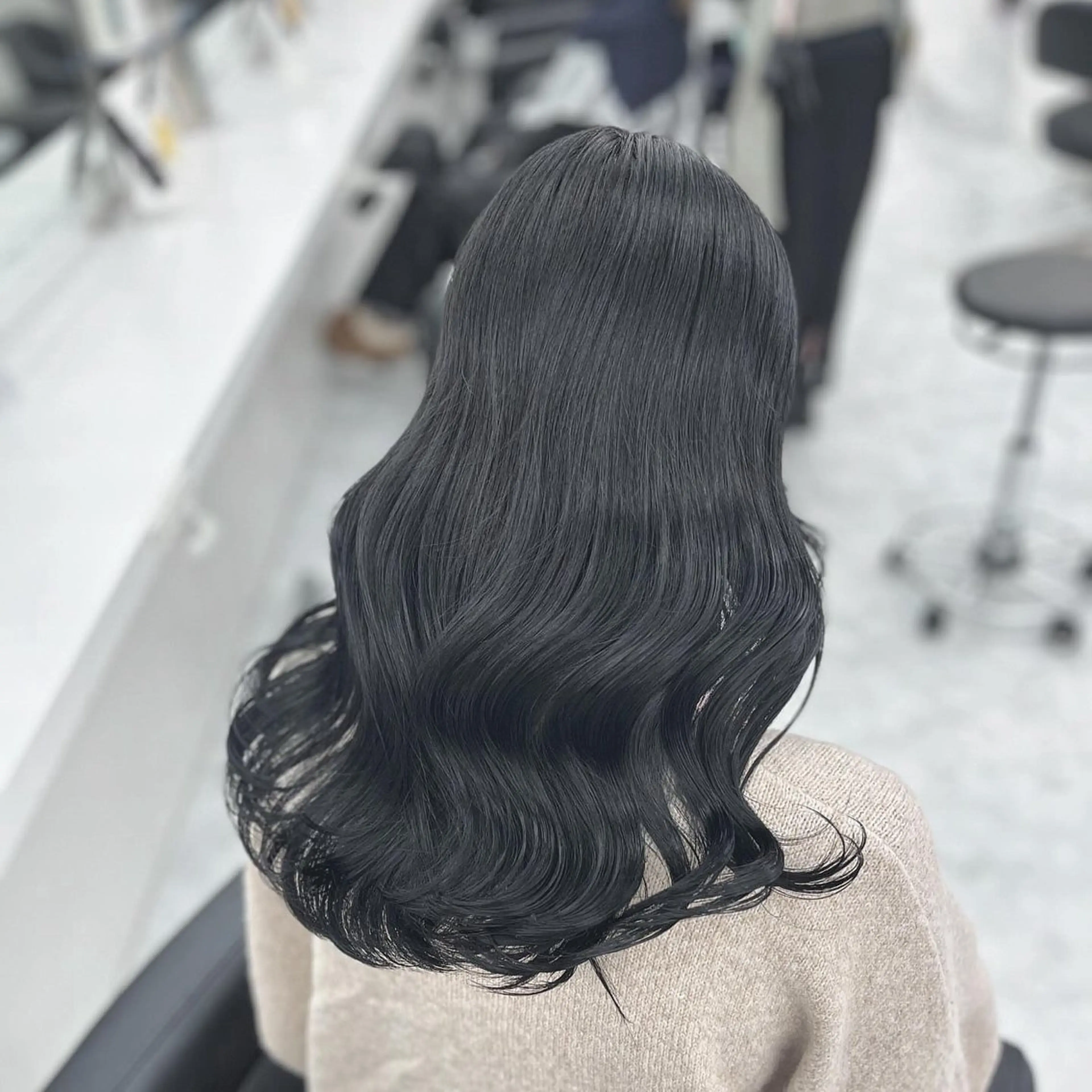 ロング カラー パーマ ヘアアレンジ メンズ キッズ メンズ韓国風 黒髪 ブルーカラー ブルーブラック ブラウンカラー ヘアカラー トリートメント ヘアセット 髪質改善Ⅰ透明感 艶カラーⅠたつやのヘアスタイル