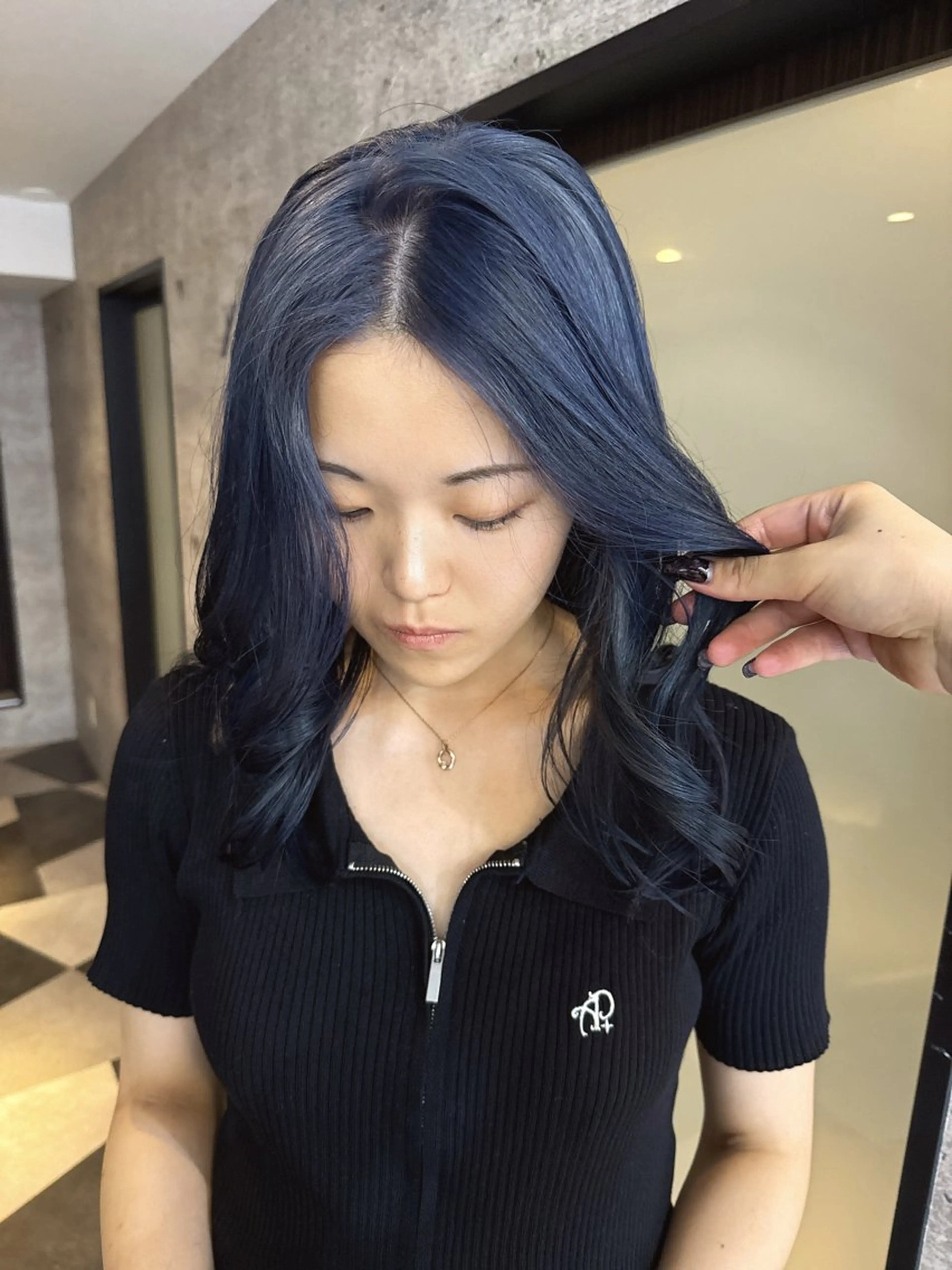 ミディアム カラー ブルーカラー ネイビーカラー GEM YURI ハイトーンカラーのヘアスタイル