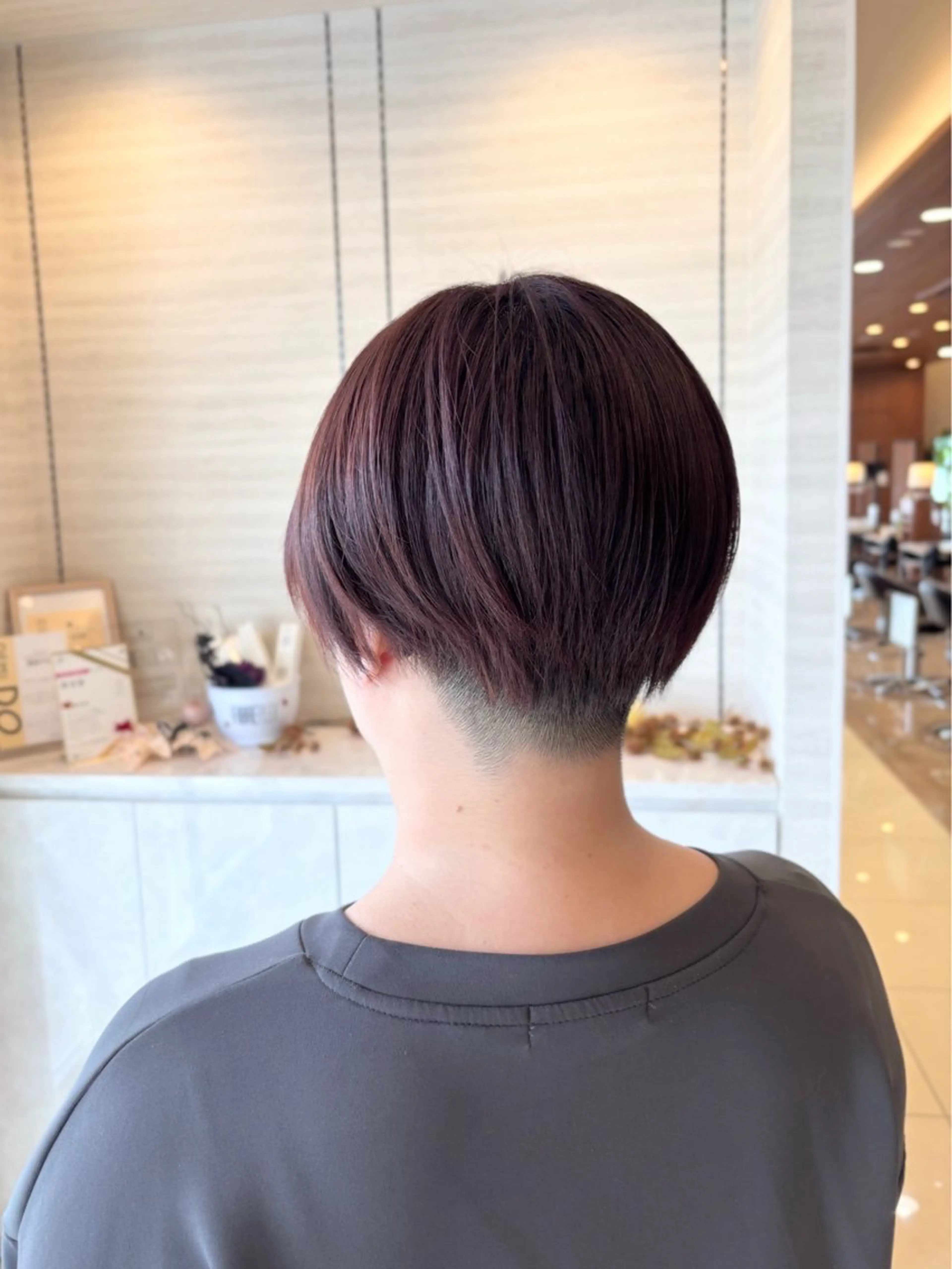 ショート カラー 刈り上げ まい 静岡インター通りのヘアスタイル