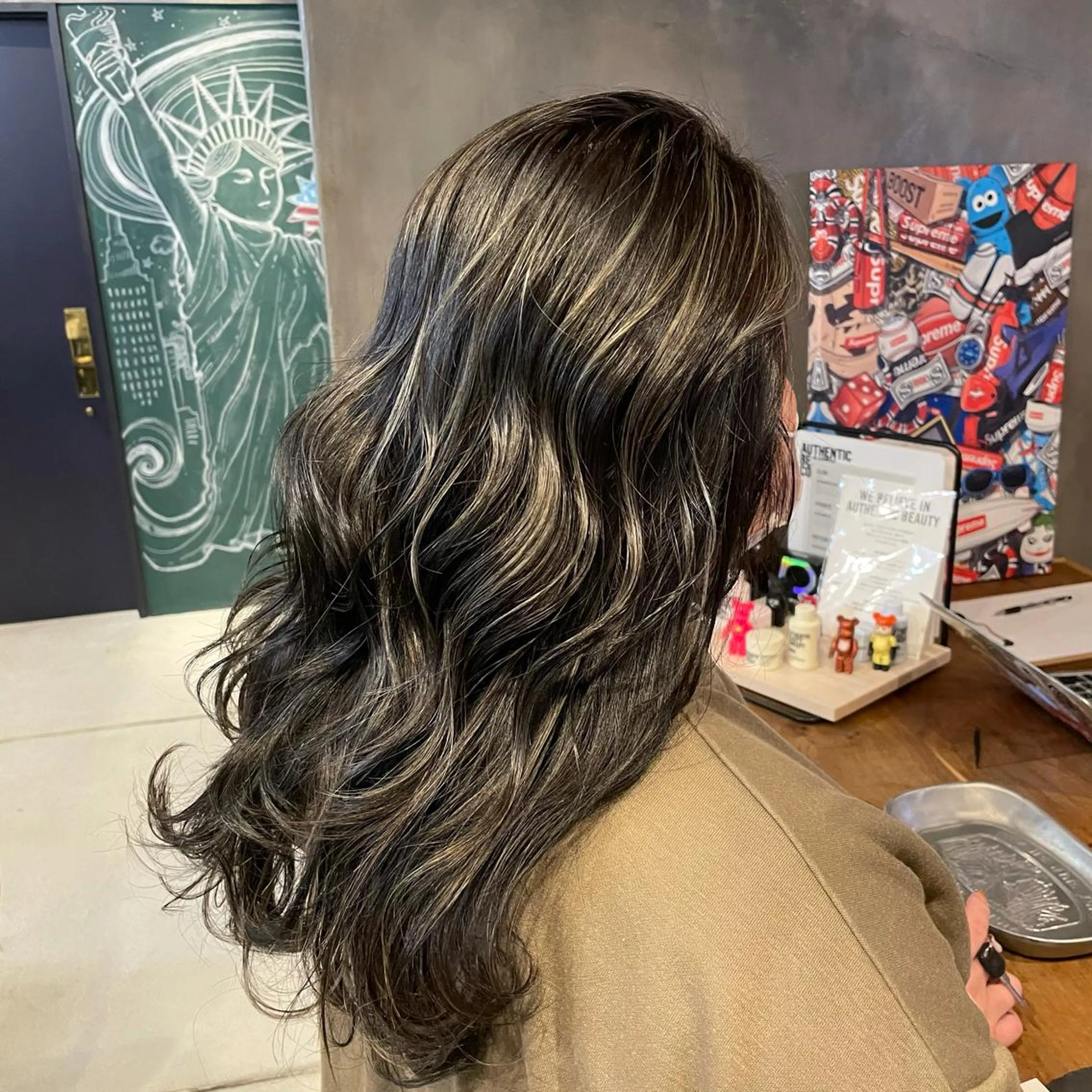 ロング カラー アッシュ 透明感カラー ハイライトカラー ハイトーンカラー イルミナカラー La vielle 西峠のヘアスタイル