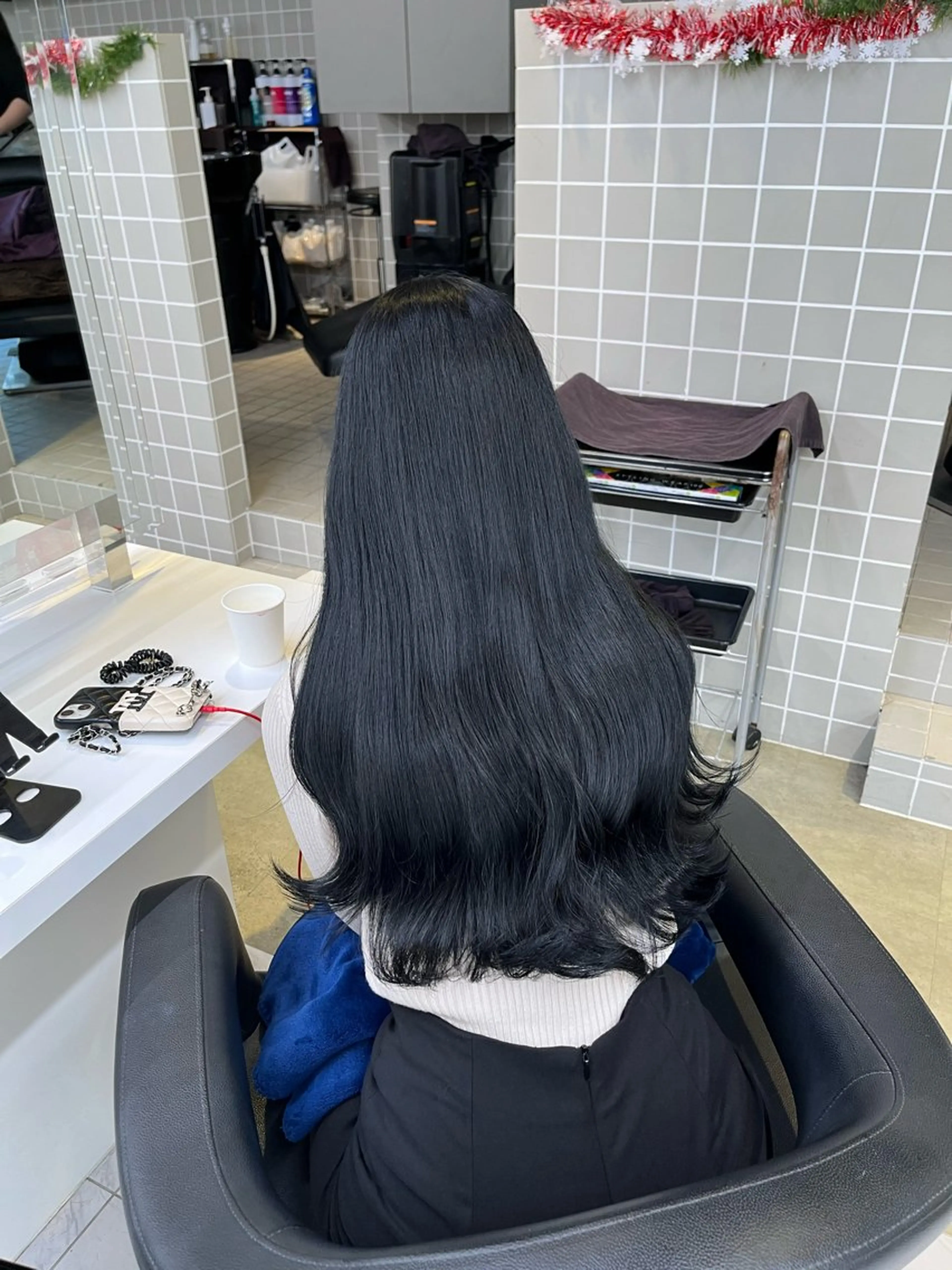 ロング 寒色/ベージュヘア ブリーチありMiOのヘアスタイル