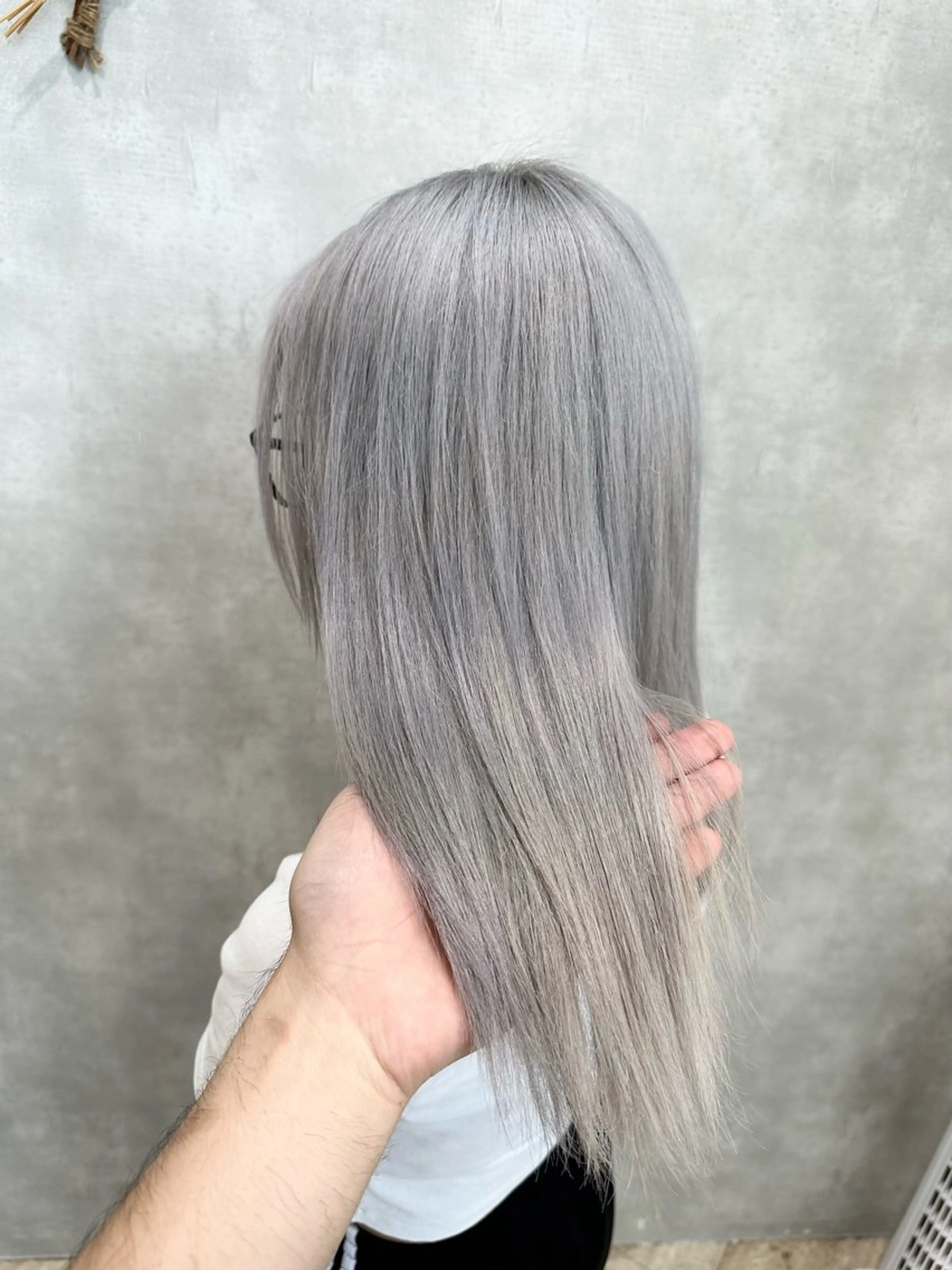 セミロング カラー シルバー ヘアカラー ROSEL末吉 海渡のヘアスタイル