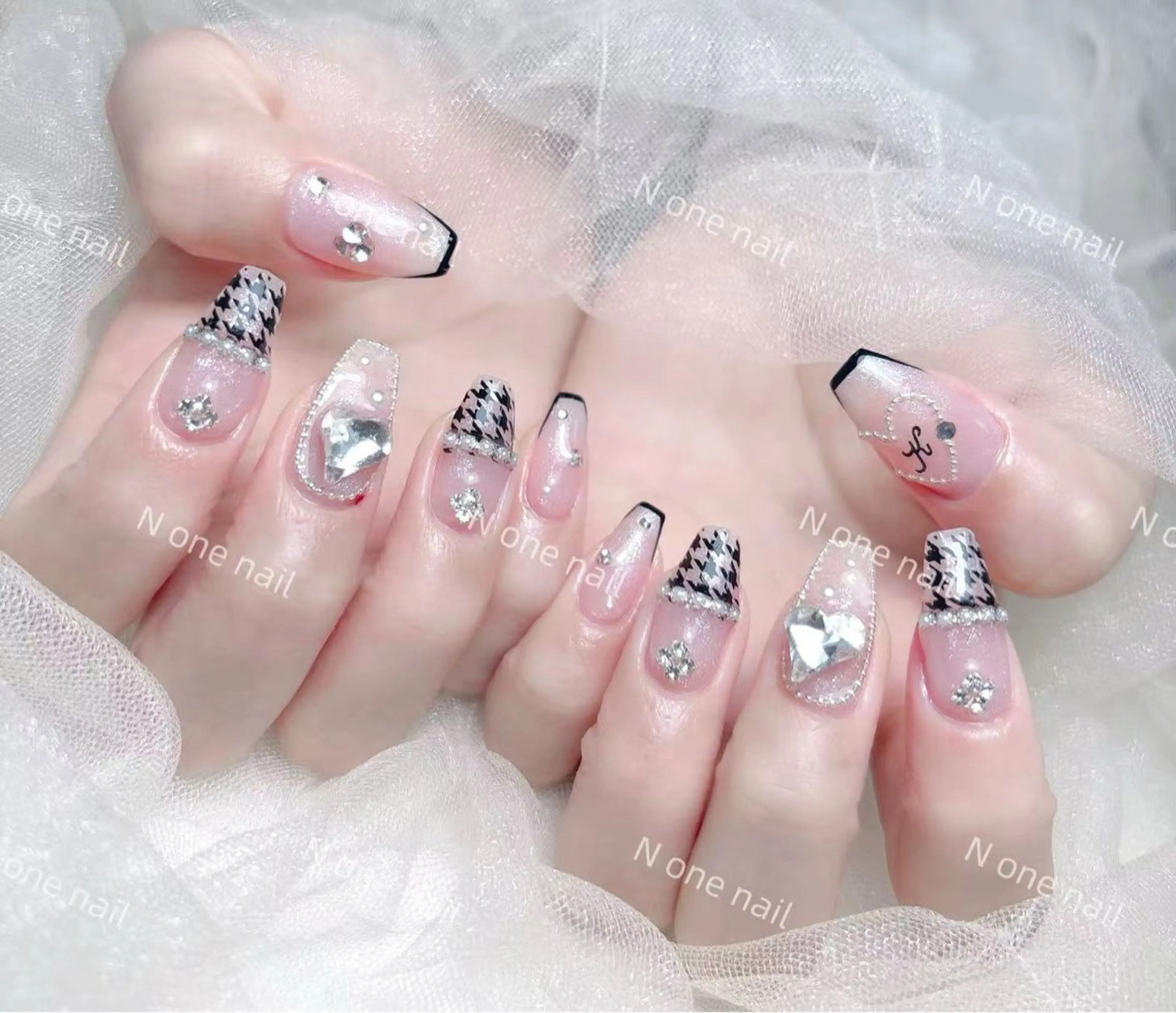 ネイル オーロラネイル フレンチネイル マグネットネイル ミラーネイル オフィスネイル N.one Miya🎀のネイルデザイン