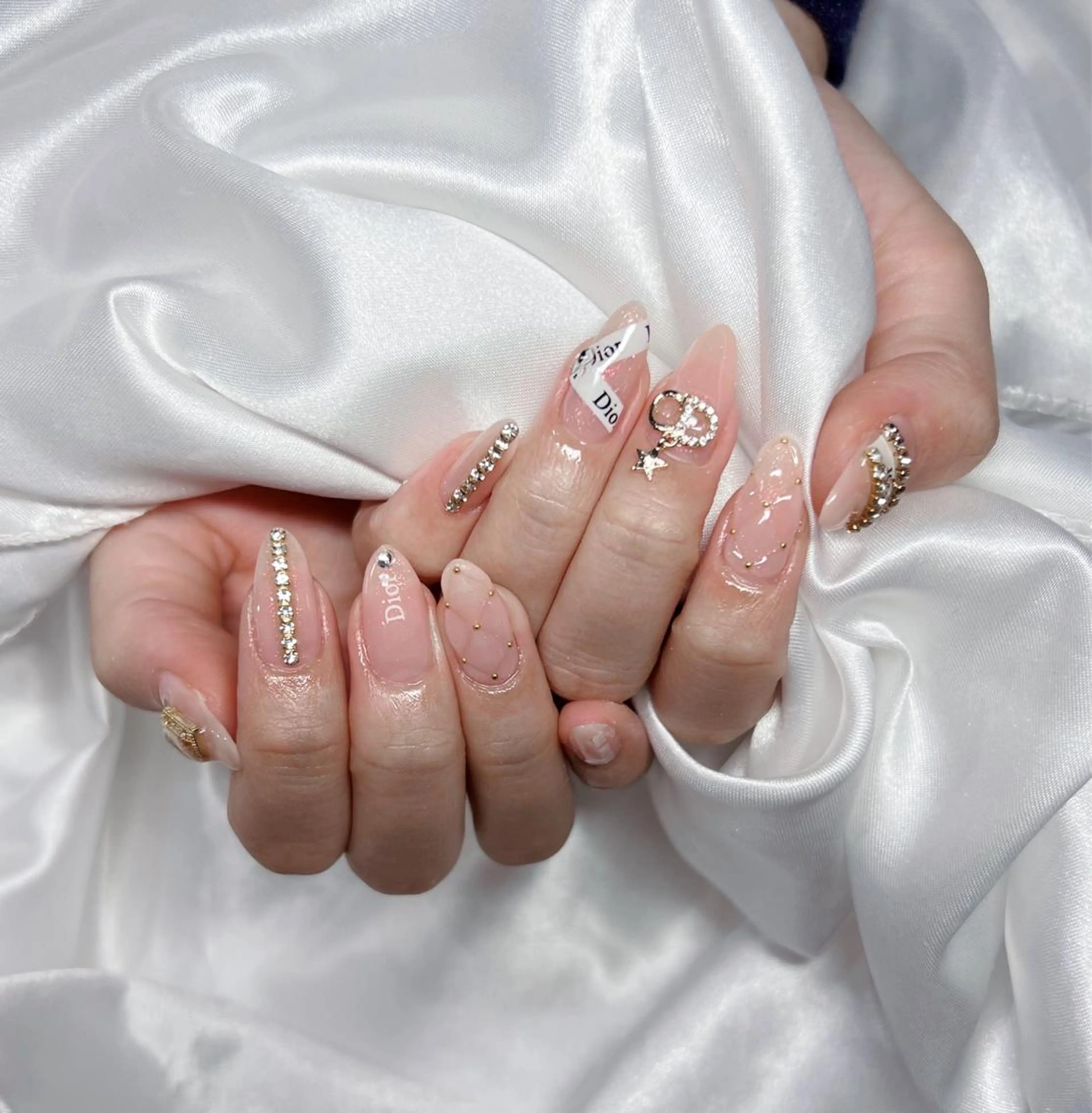 ネイル フレンチネイル ジェルネイル 韓国ネイル 持ち込み パラジェル ハンドネイル ハンドケア ちゅるんネイル🪄 耳ツボジュエリー🔗のネイルデザイン