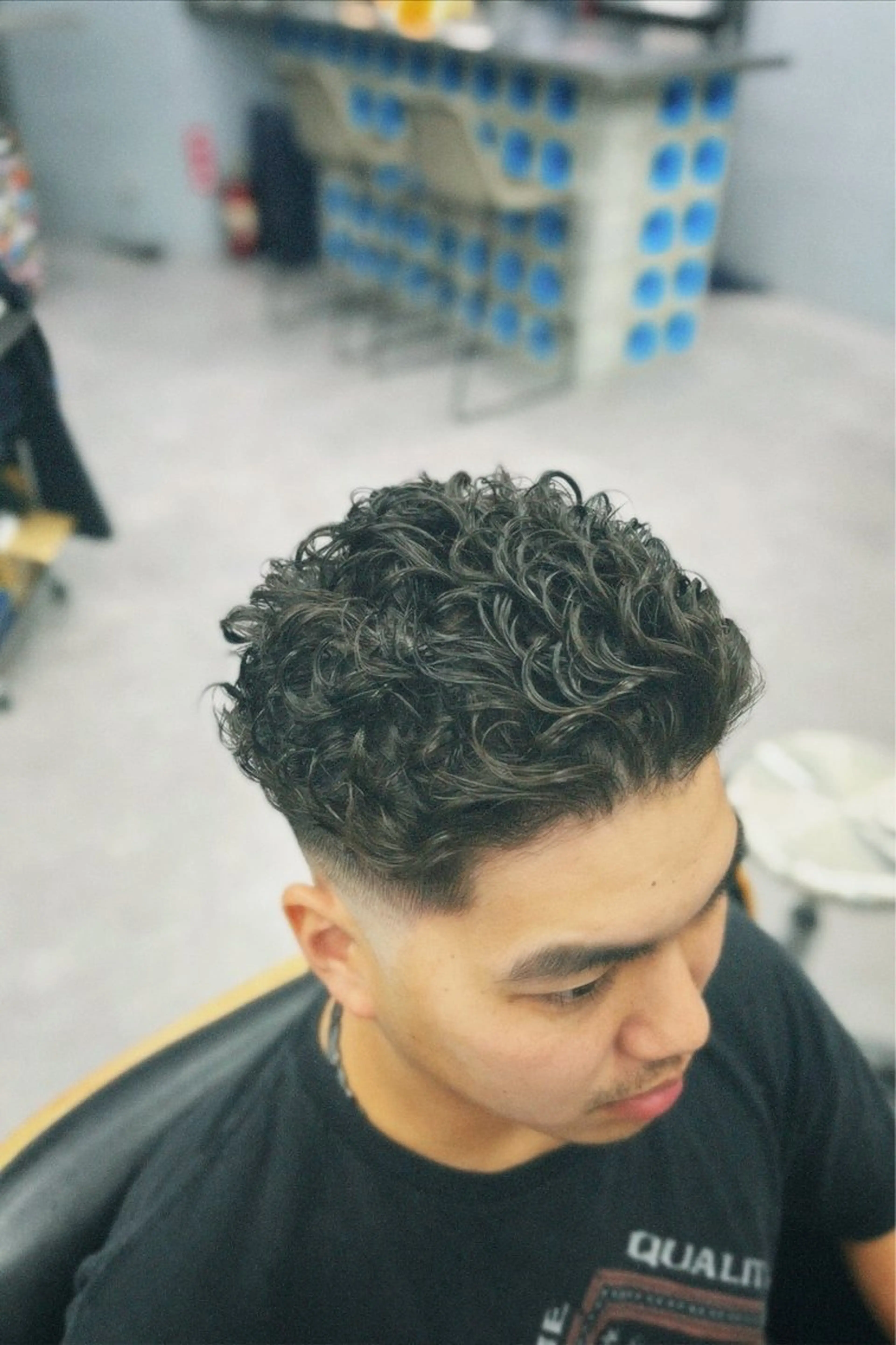 ミディアム パーマ メンズ ミディアムパーマ センターパート フェードカット マッシュ メンズパーマ icon Blue所属・池袋メンズパーマ フェード純平のヘアスタイル